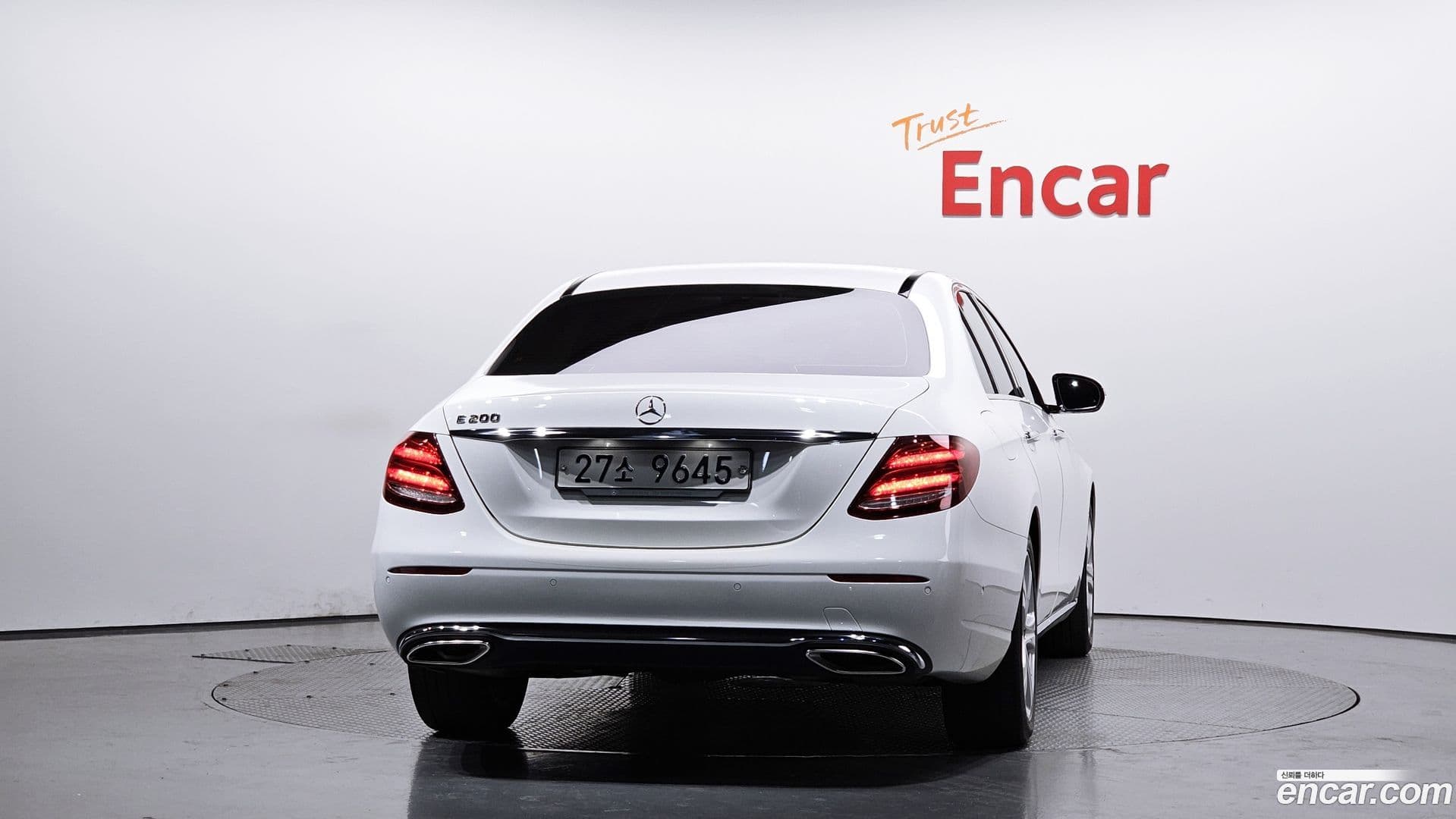 Main__Slider__Photo:E-Class Mercedes-Benz 2018.2-3