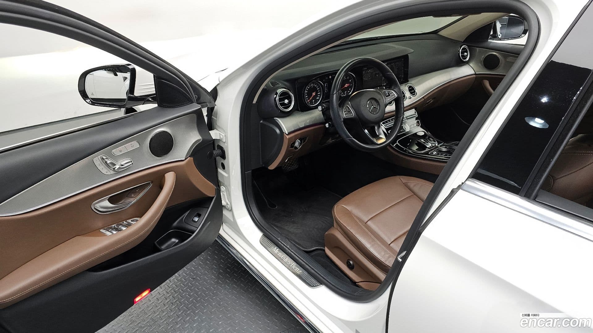 Main__Slider__Photo:E-Class Mercedes-Benz 2018.2-10