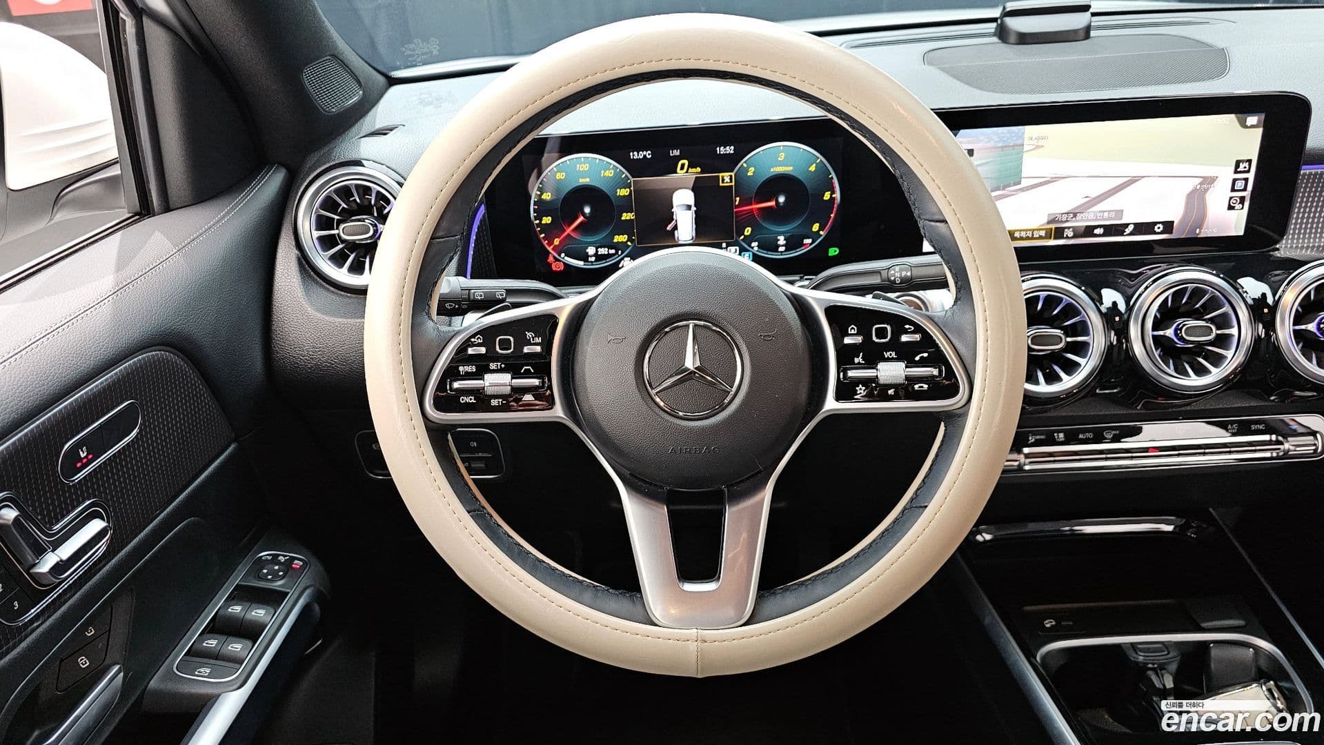 Main__Slider__Photo:GLB-Class Mercedes-Benz 2022.9-12