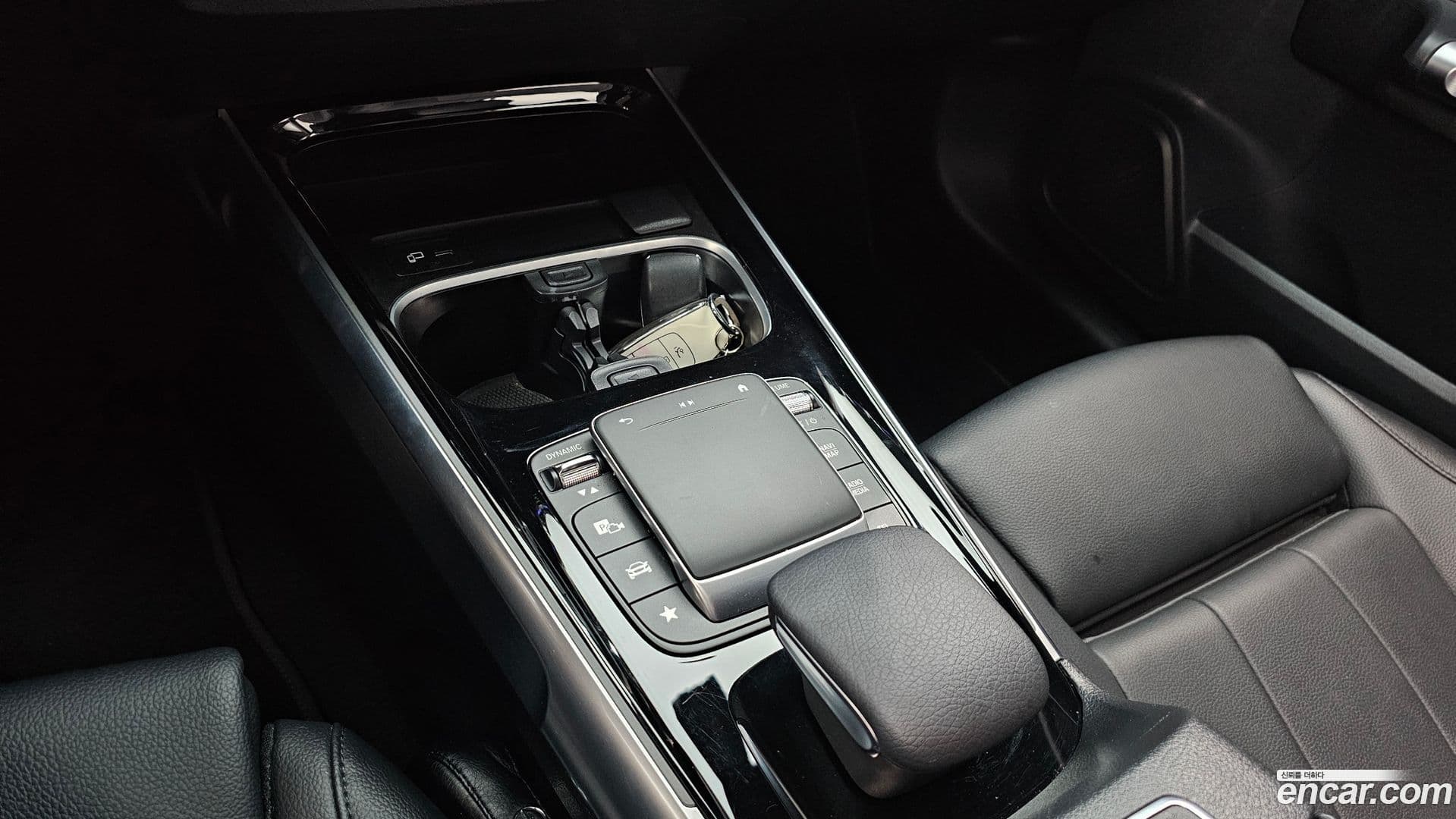 Main__Slider__Photo:GLB-Class Mercedes-Benz 2022.9-17