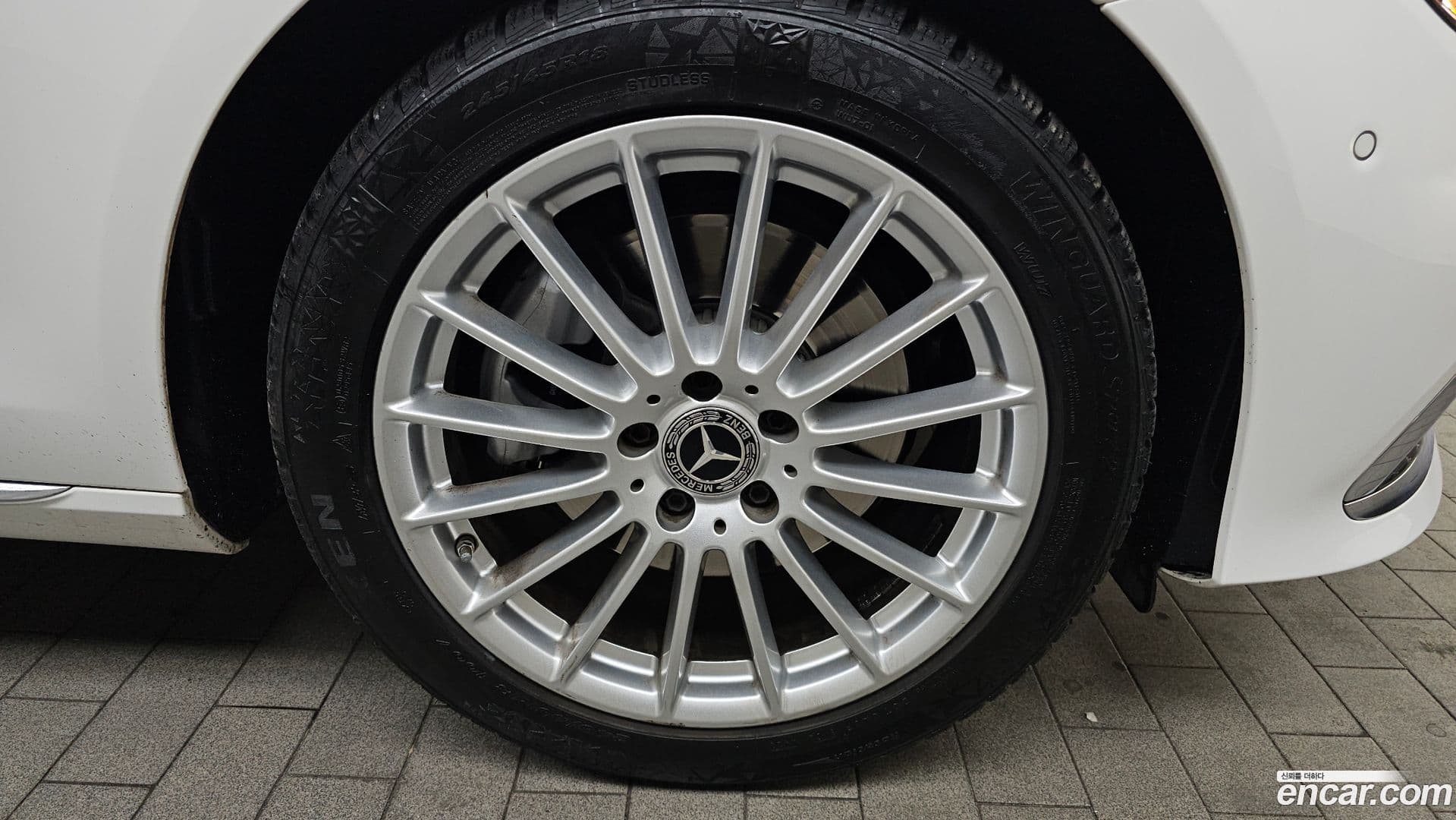 Main__Slider__Photo:E-Class Mercedes-Benz 2021.4-4