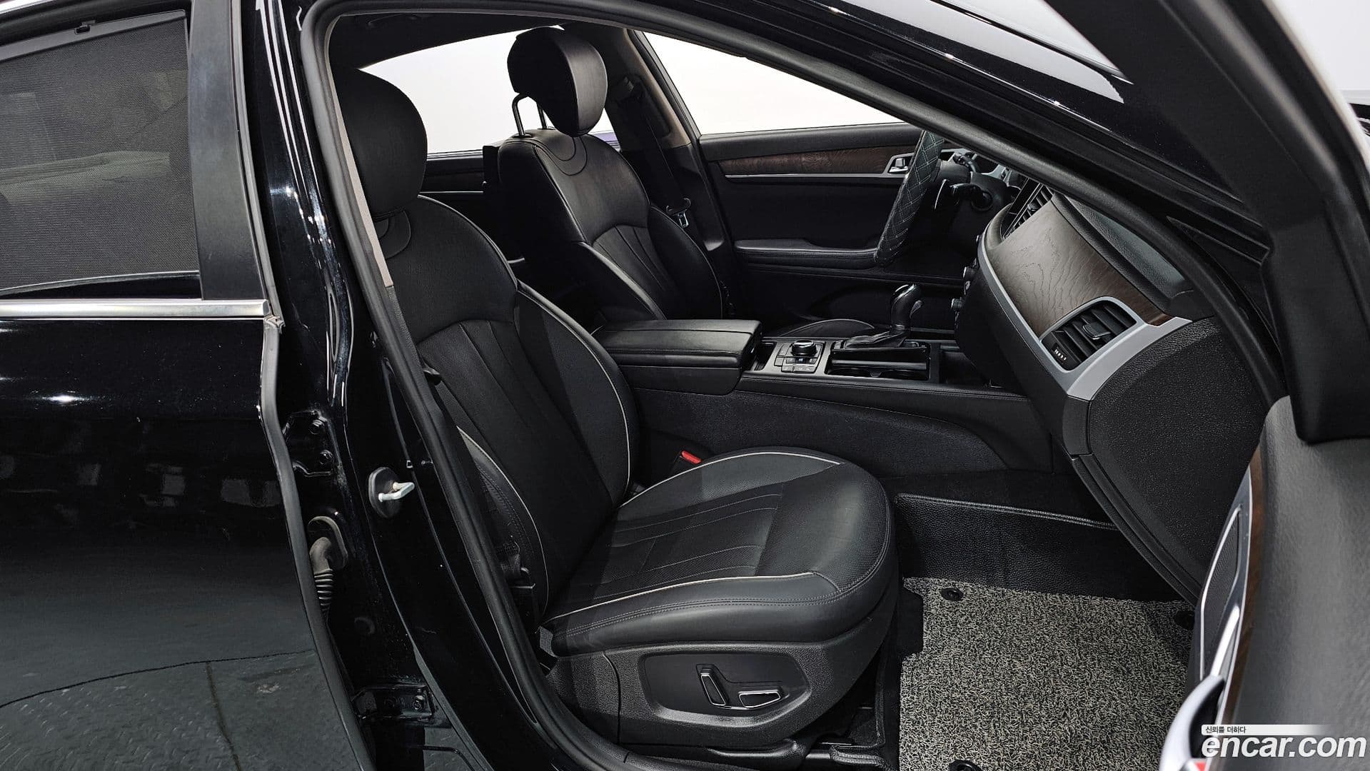 Main__Slider__Photo:Genesis Hyundai 2014.1-9