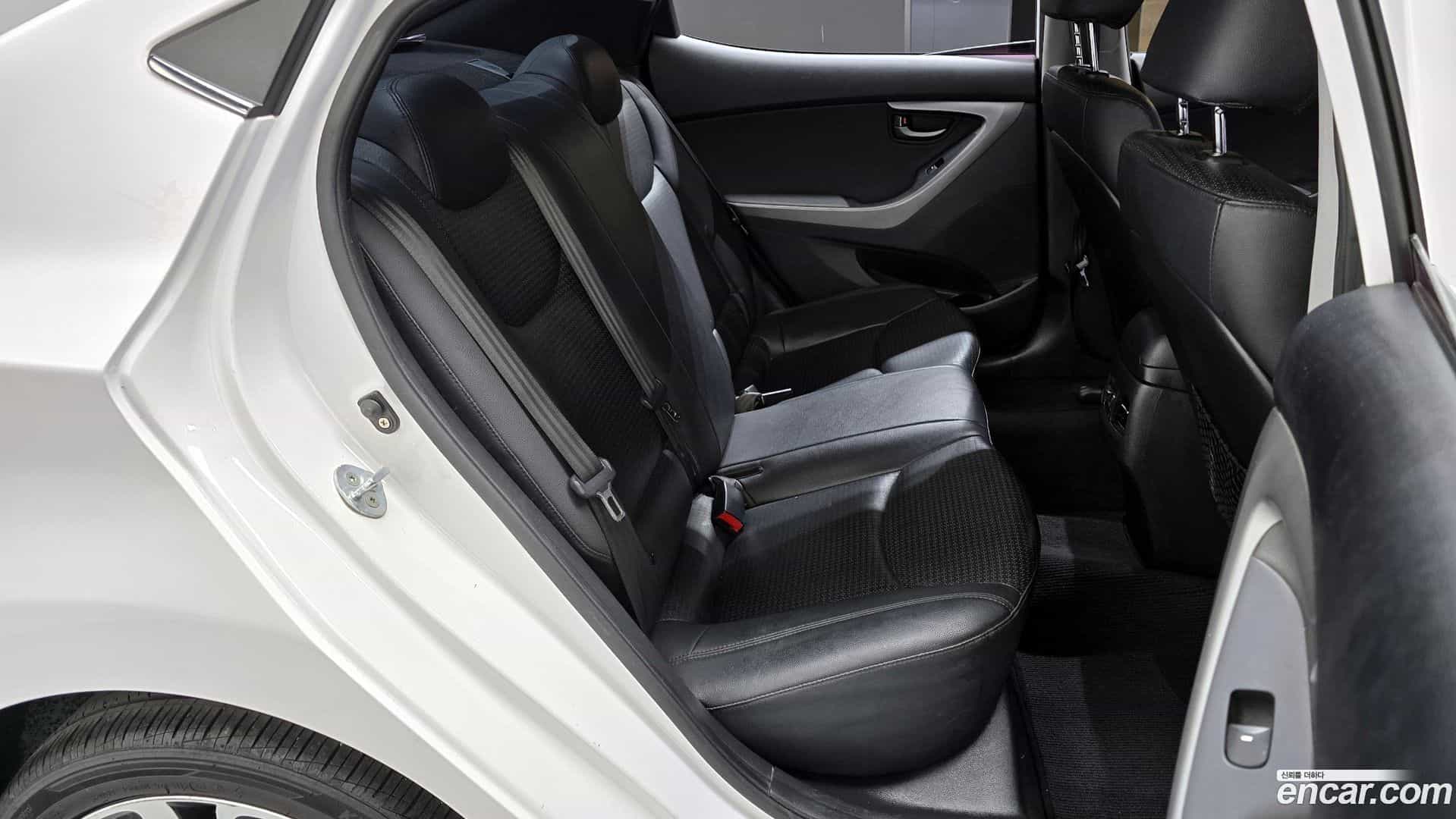 AVANTE Hyundai 2013.11-OPTION-016