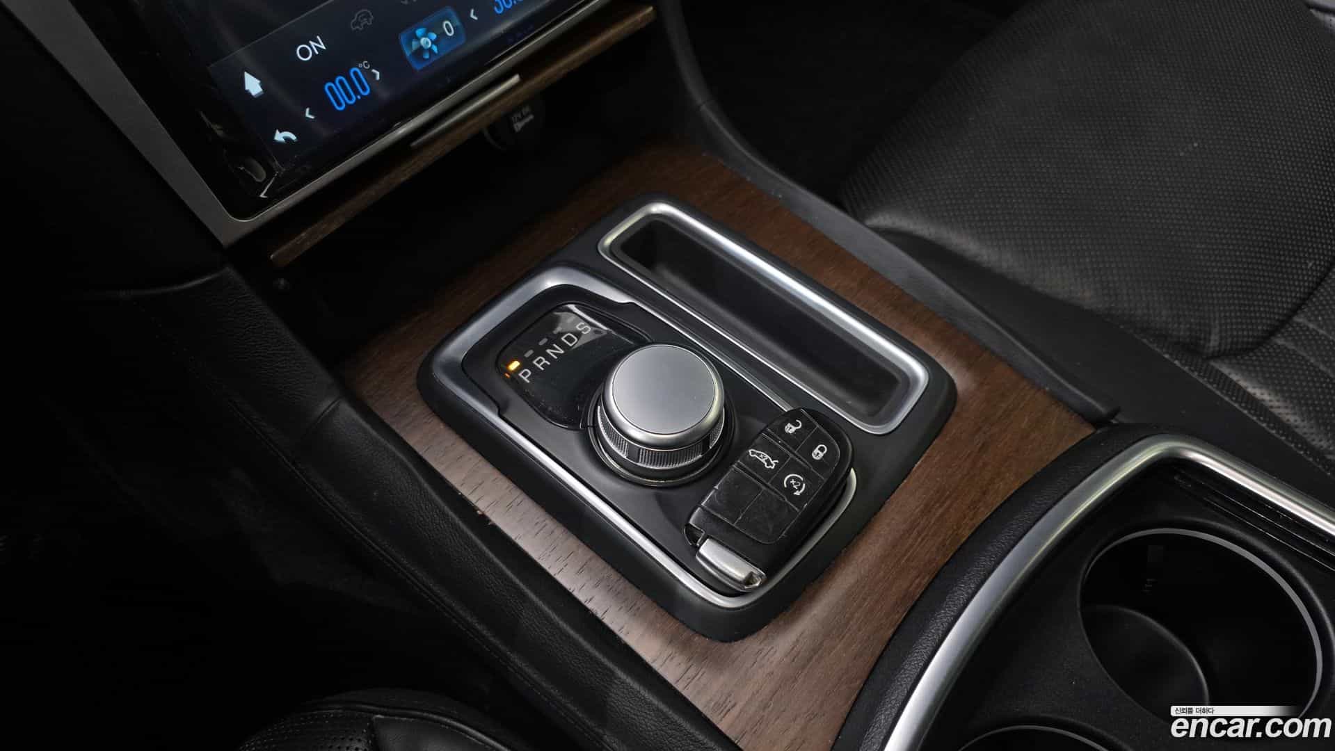 300C Chrysler 2016.1-INNER-009