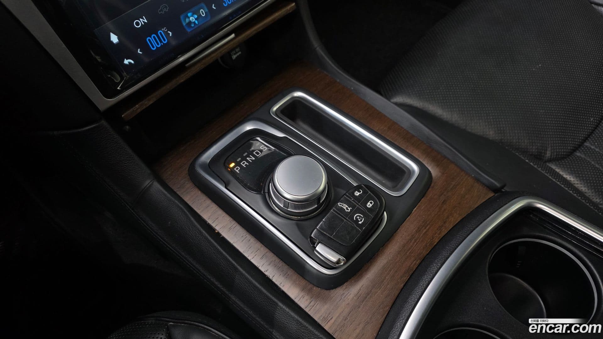 Main__Slider__Photo:300C Chrysler 2016.1-8