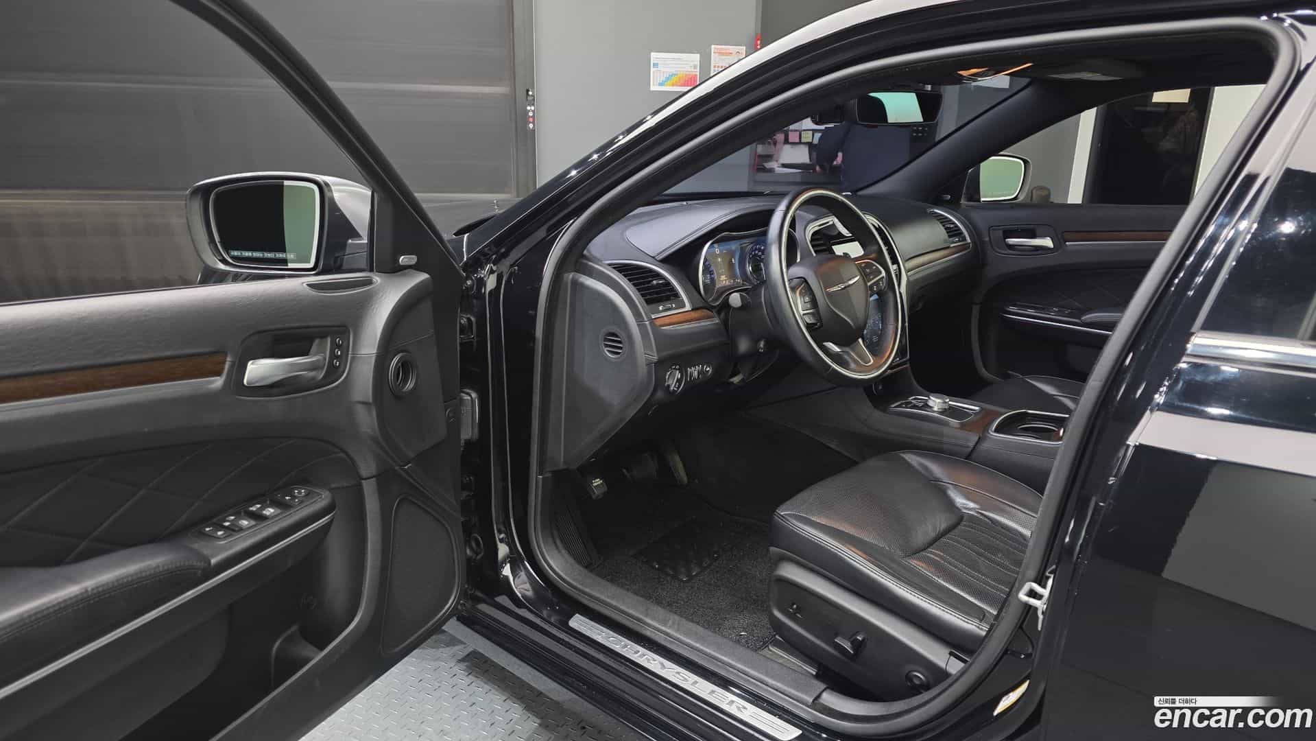 300C Chrysler 2016.1-INNER-010