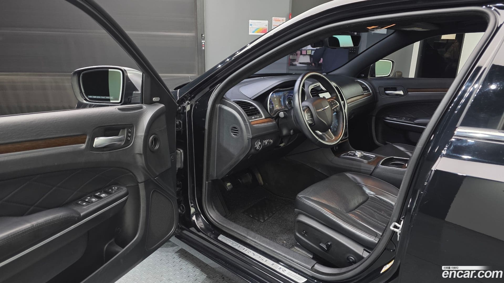 Main__Slider__Photo:300C Chrysler 2016.1-9