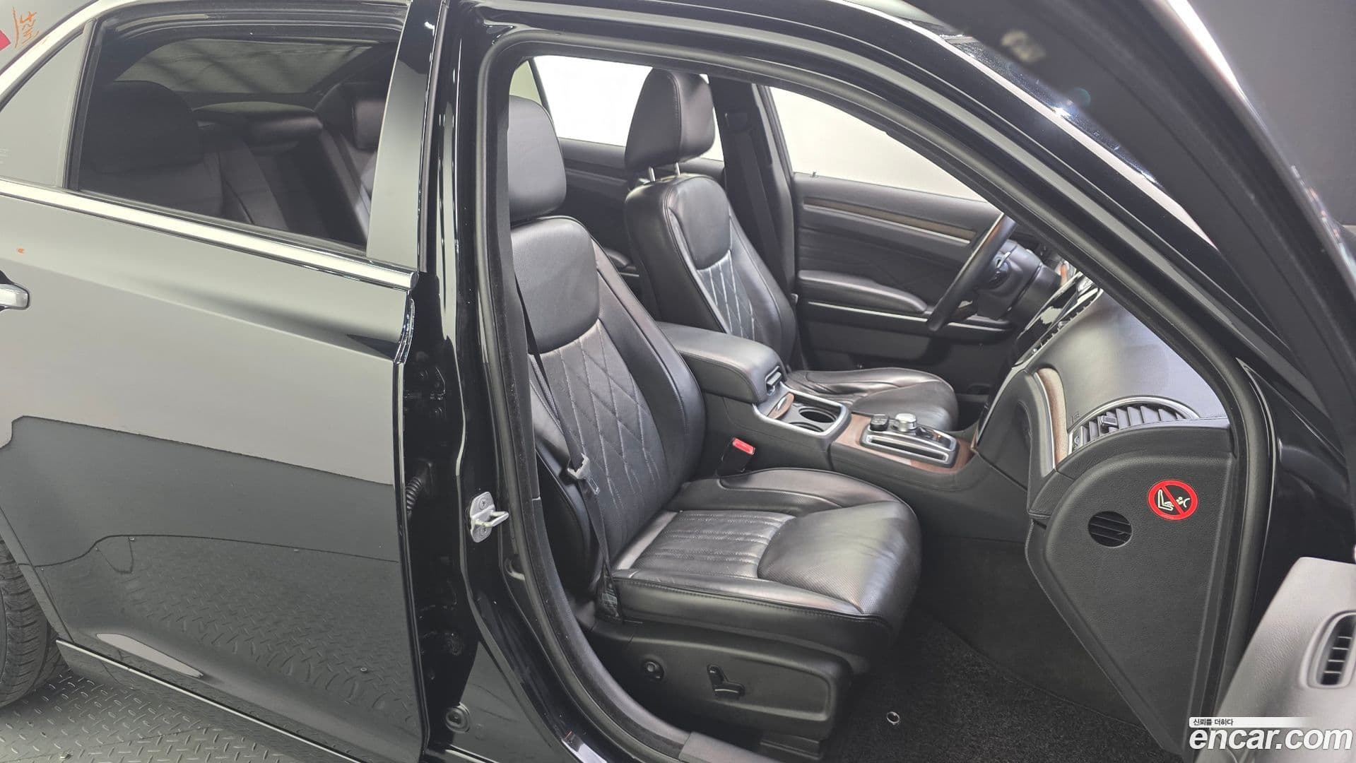 Main__Slider__Photo:300C Chrysler 2016.1-11