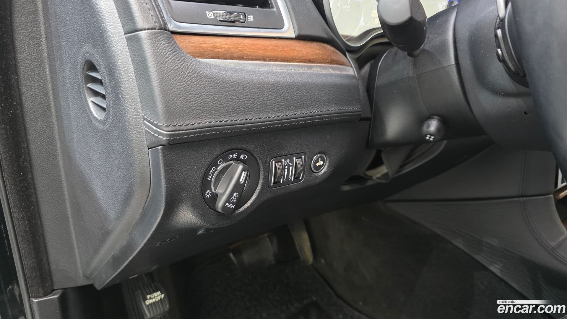 Main__Slider__Photo:300C Chrysler 2016.1-14