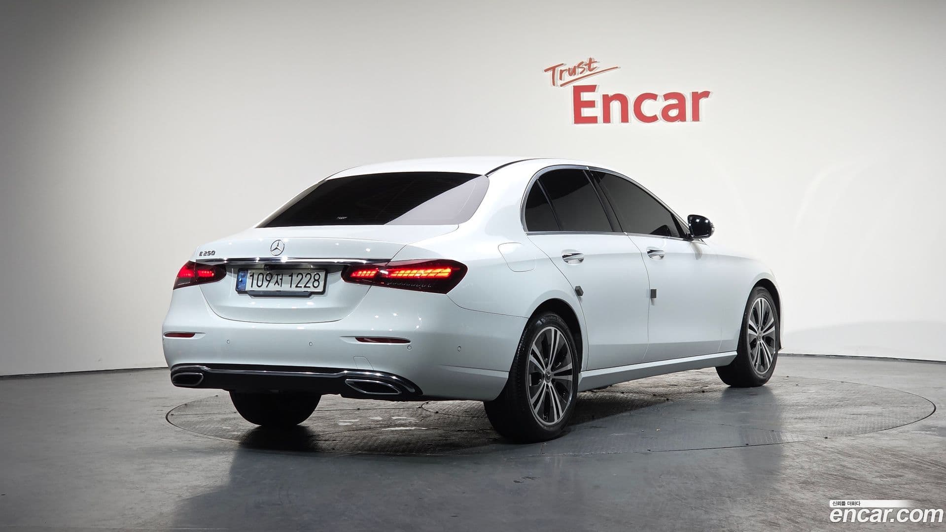 Main__Slider__Photo:E-Class Mercedes-Benz 2020.11-1