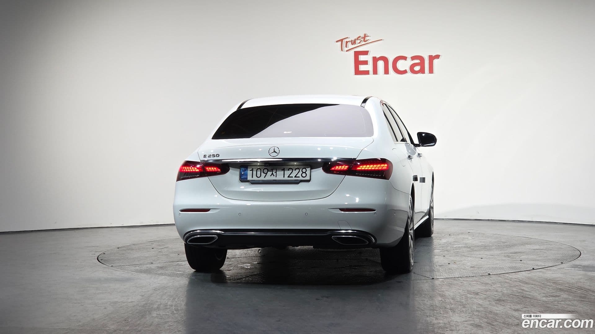 Main__Slider__Photo:E-Class Mercedes-Benz 2020.11-3