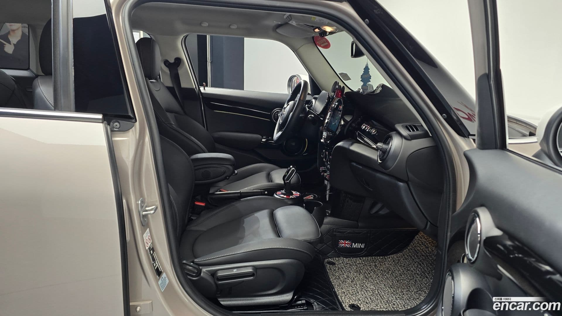 Main__Slider__Photo:Cooper Mini 2024.0-10