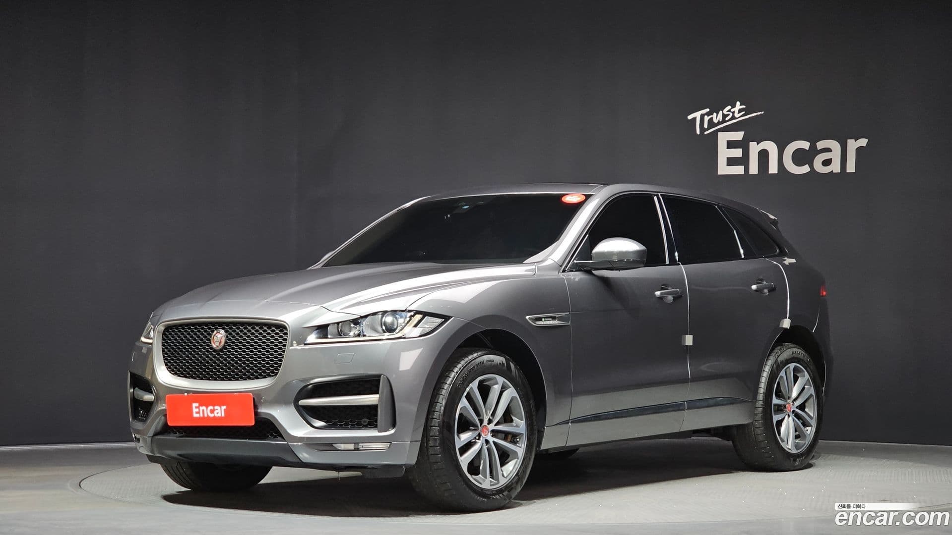 Main__Slider__Photo:F-PACE Jaguar 2018.0-0
