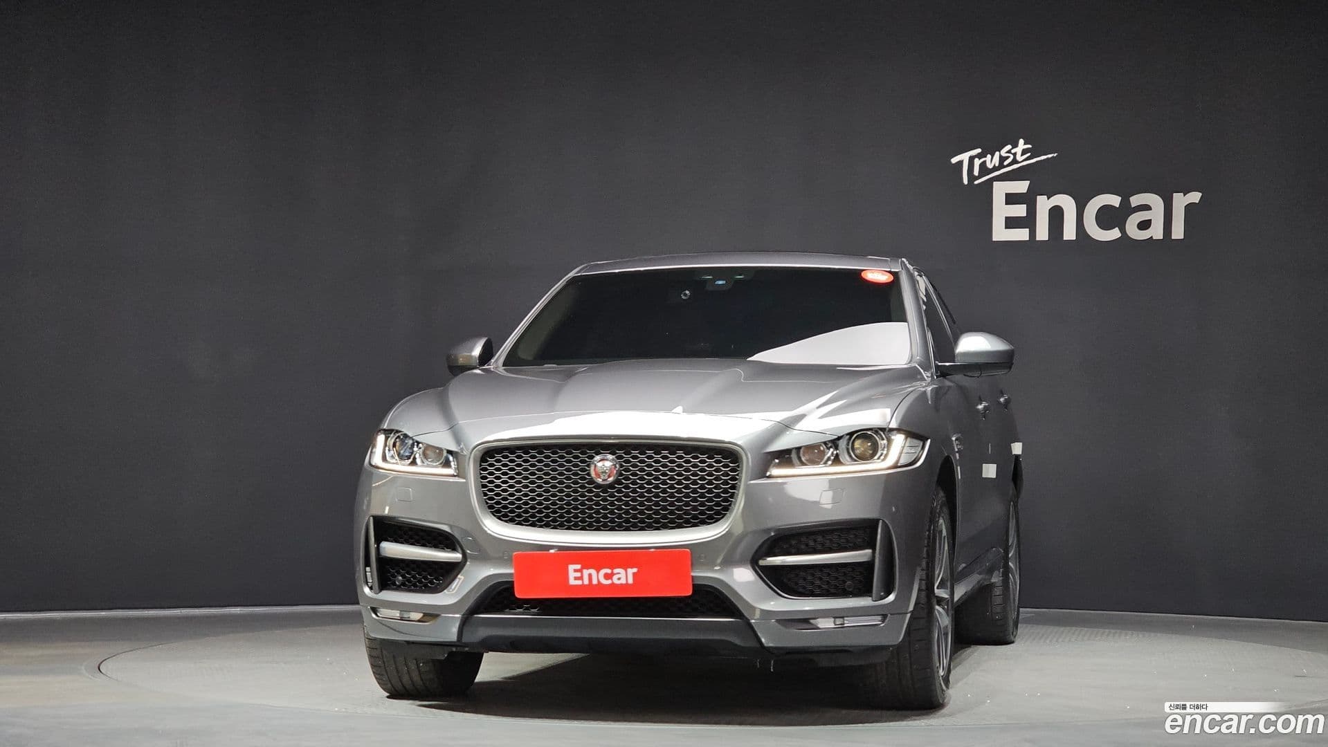 Main__Slider__Photo:F-PACE Jaguar 2018.0-2