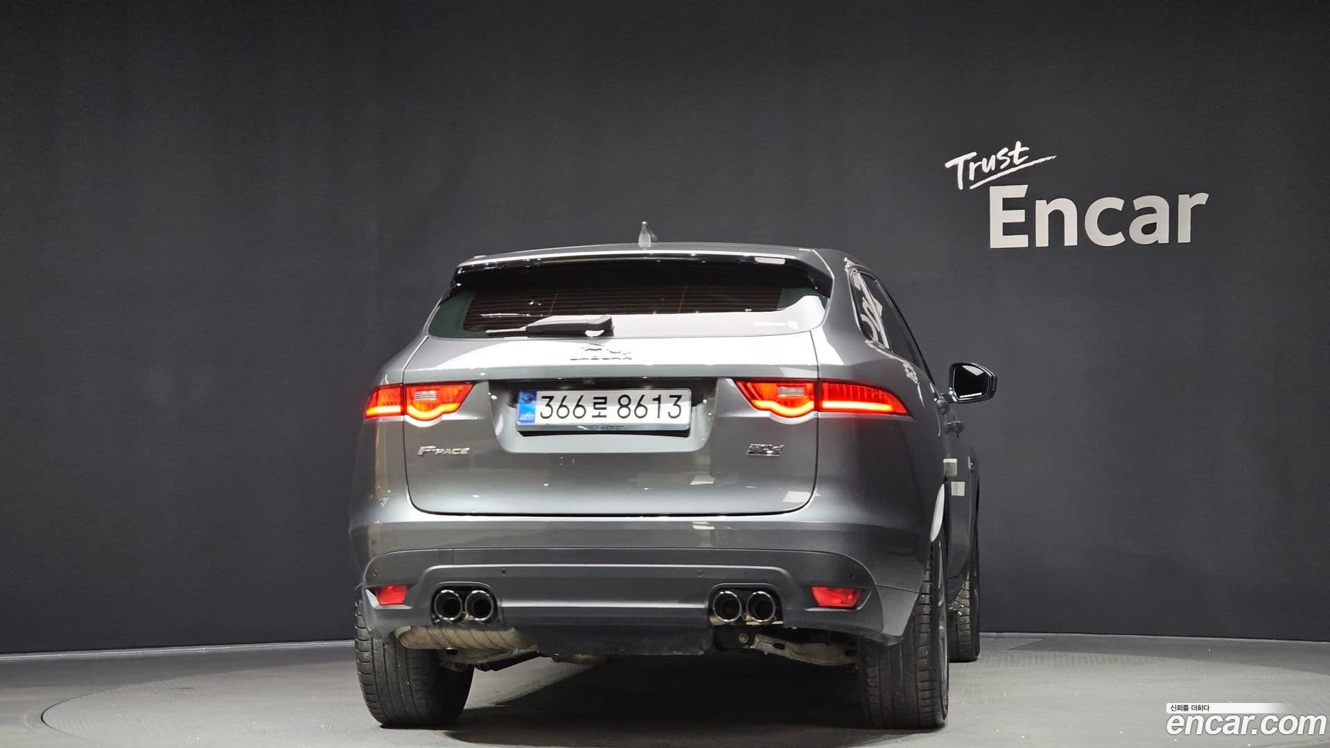 Main__Slider__Photo:F-PACE Jaguar 2018.0-3