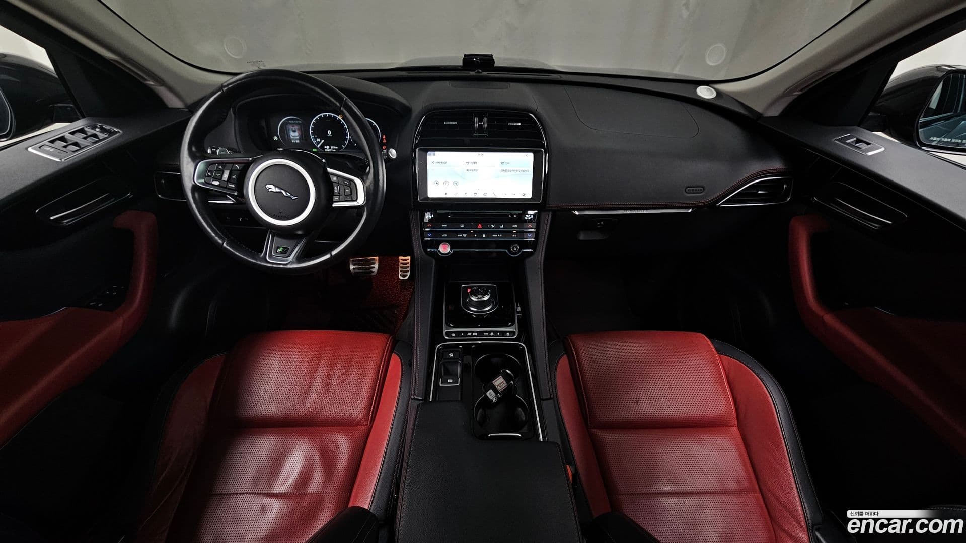 Main__Slider__Photo:F-PACE Jaguar 2018.0-6