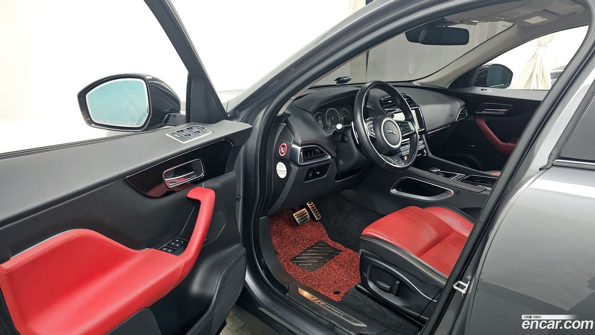 Main__Slider__Photo:F-PACE Jaguar 2018.0-9