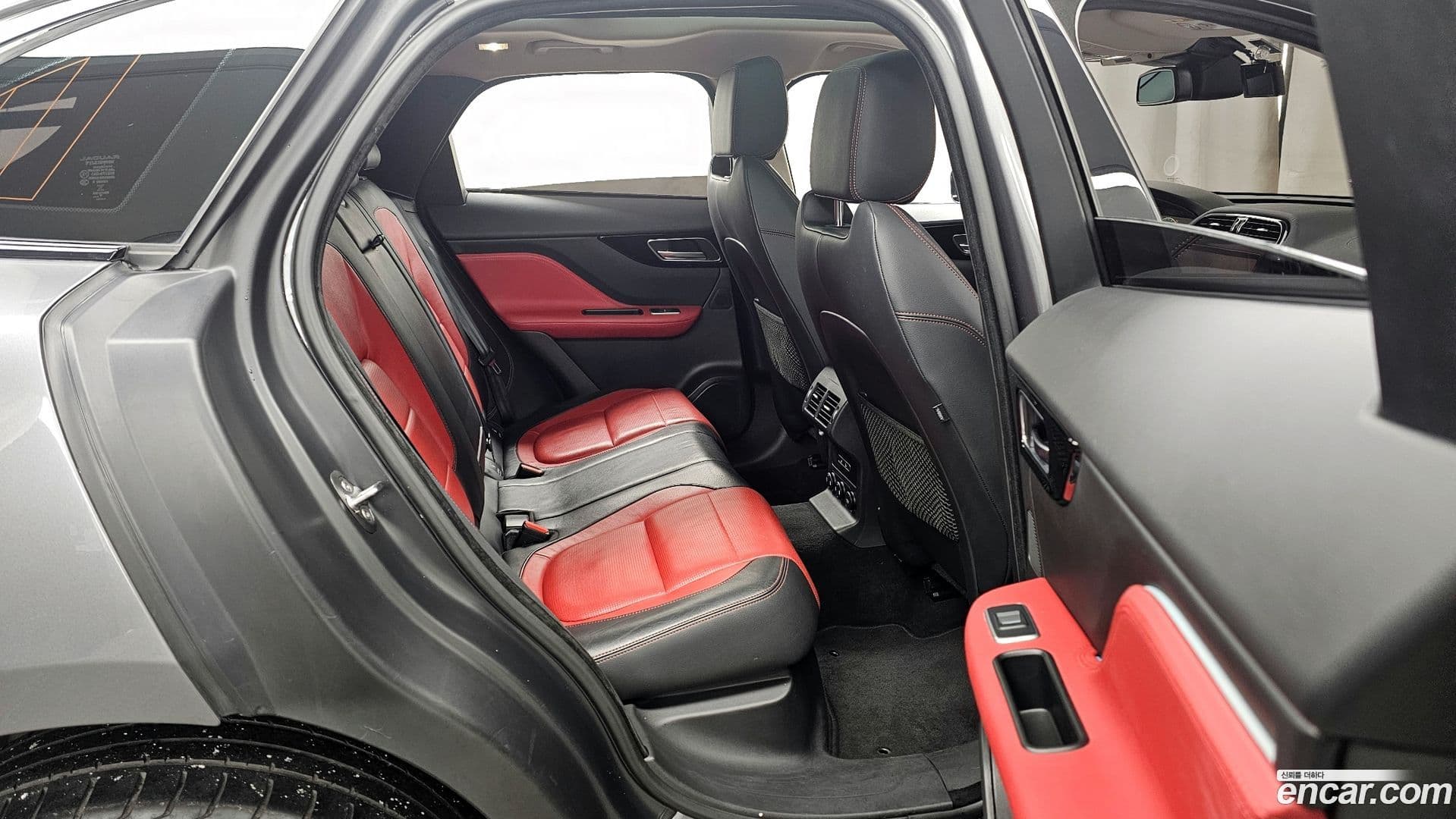 Main__Slider__Photo:F-PACE Jaguar 2018.0-11