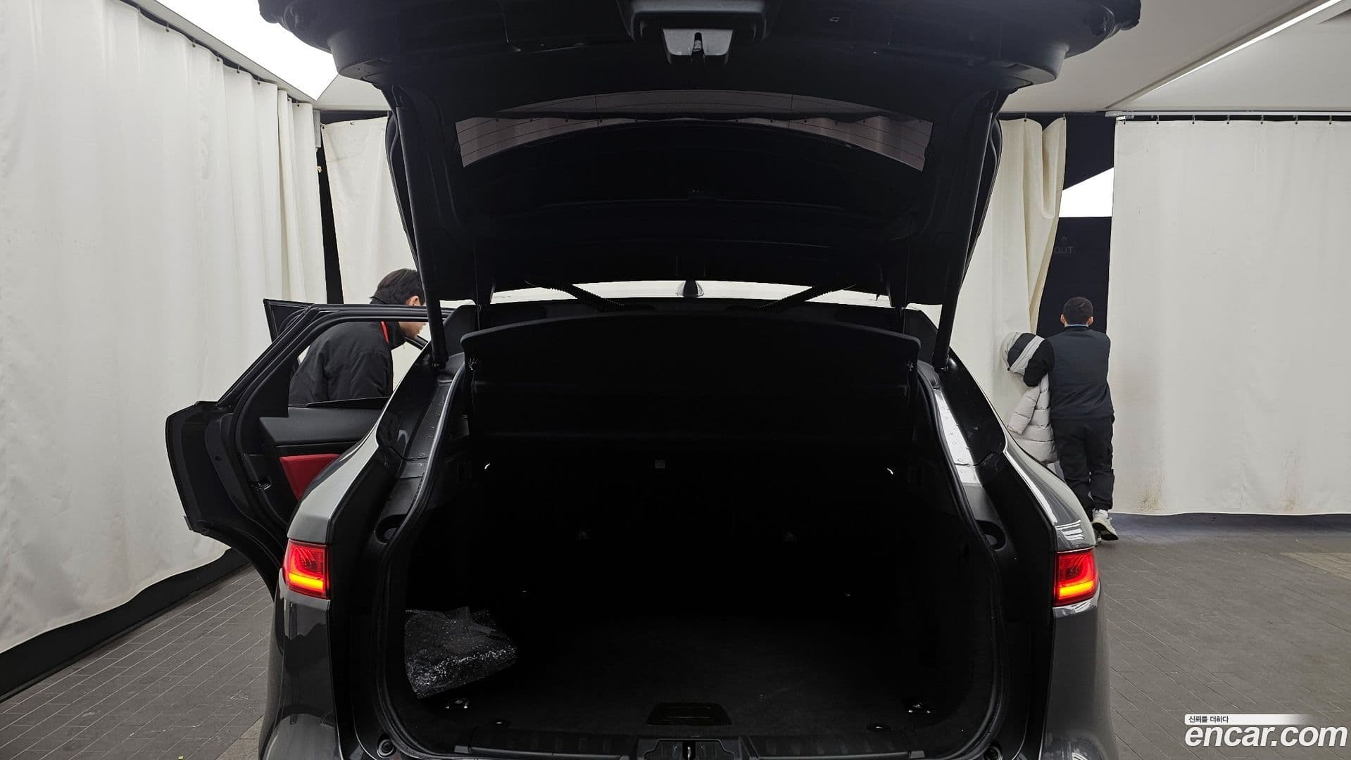 Main__Slider__Photo:F-PACE Jaguar 2018.0-19