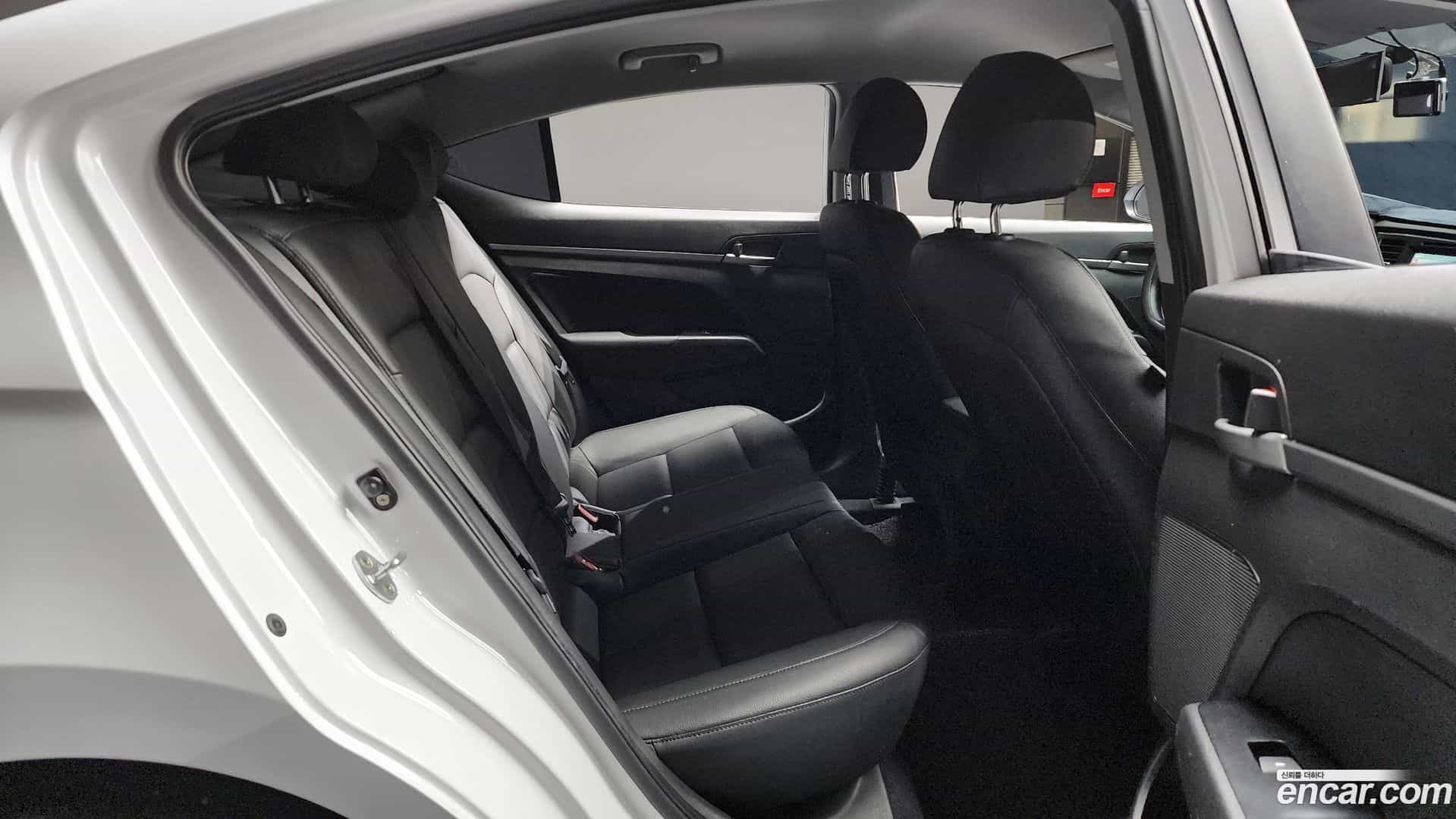 AVANTE Hyundai 2016.9-OPTION-016