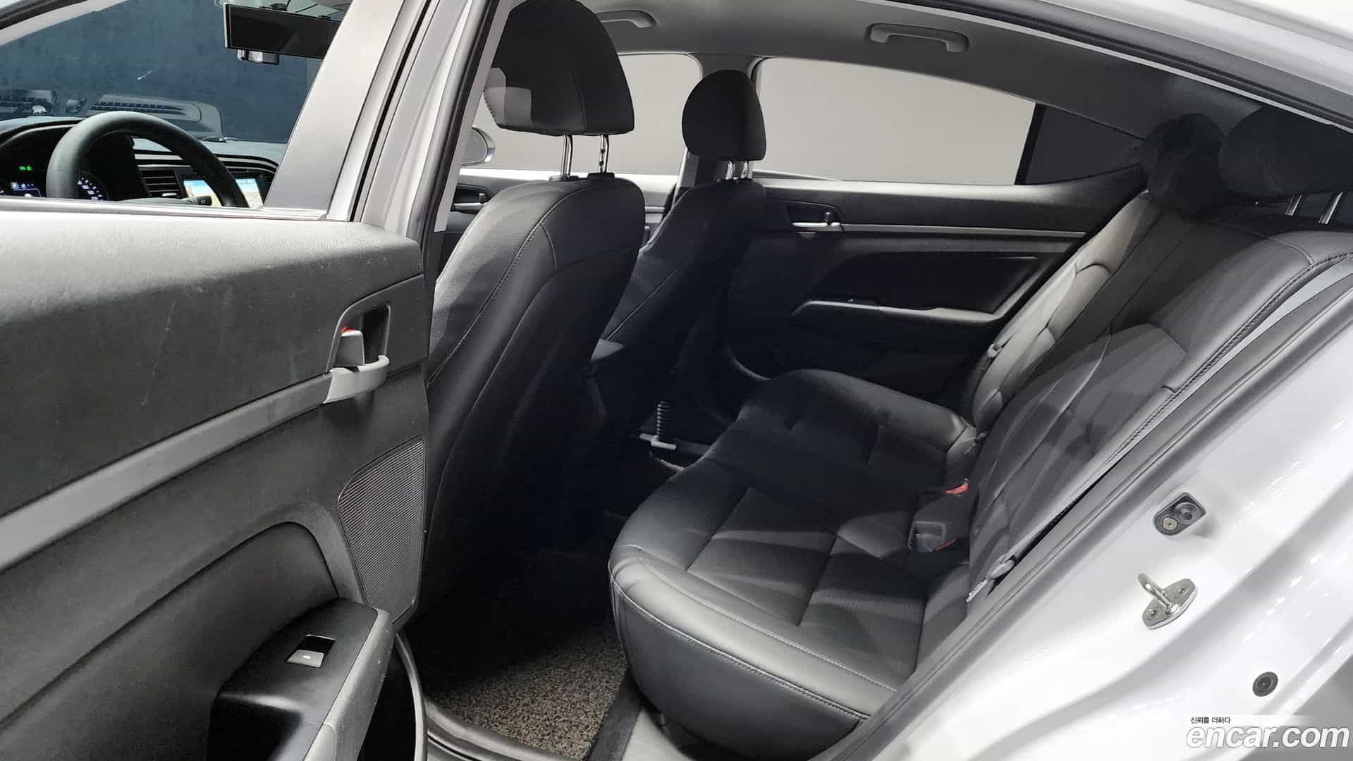 AVANTE Hyundai 2016.9-OPTION-017