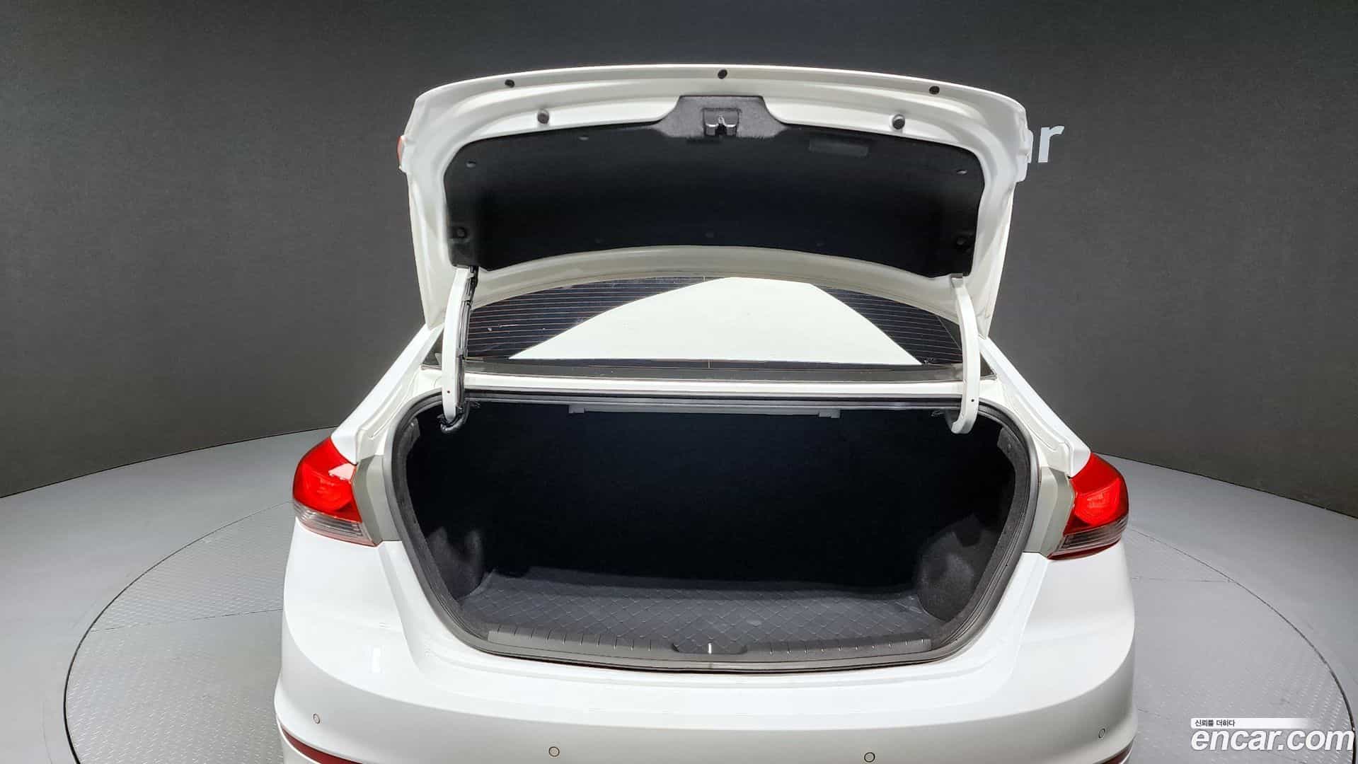 AVANTE Hyundai 2016.9-OPTION-024