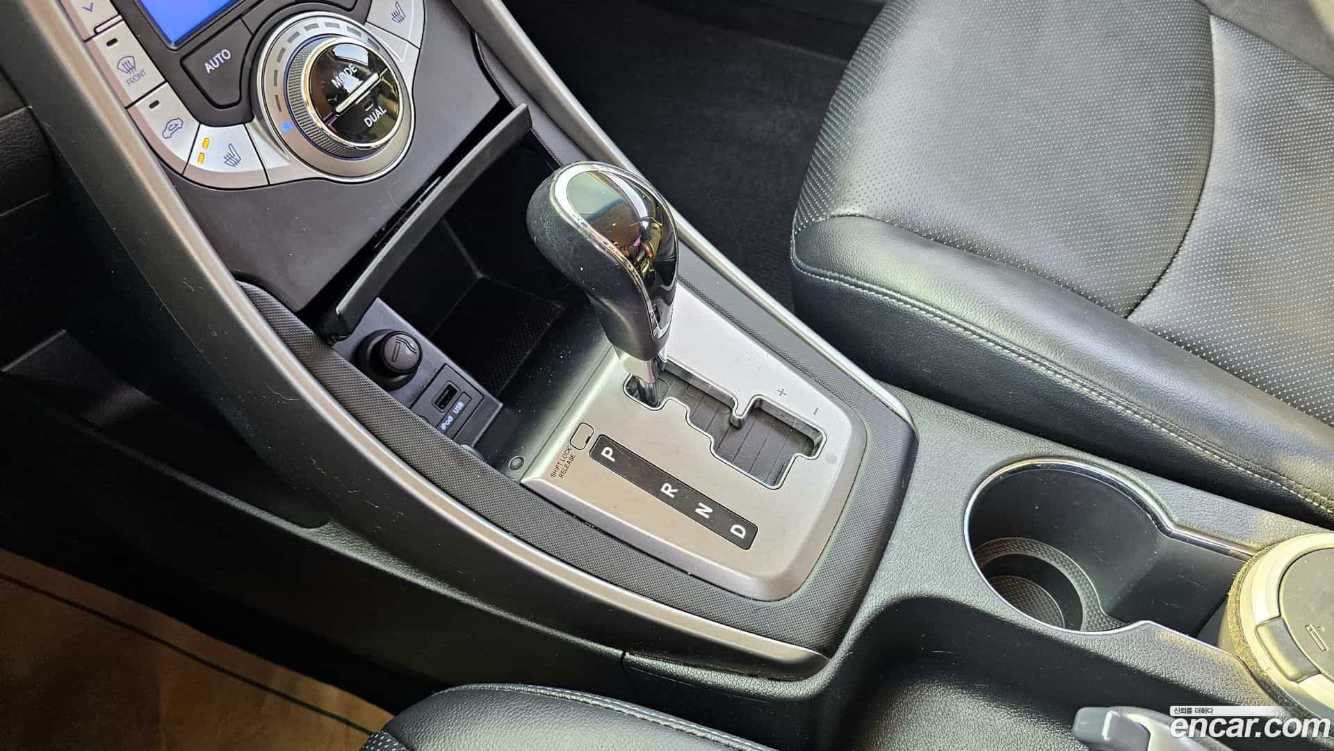 AVANTE Hyundai 2012.9-INNER-009