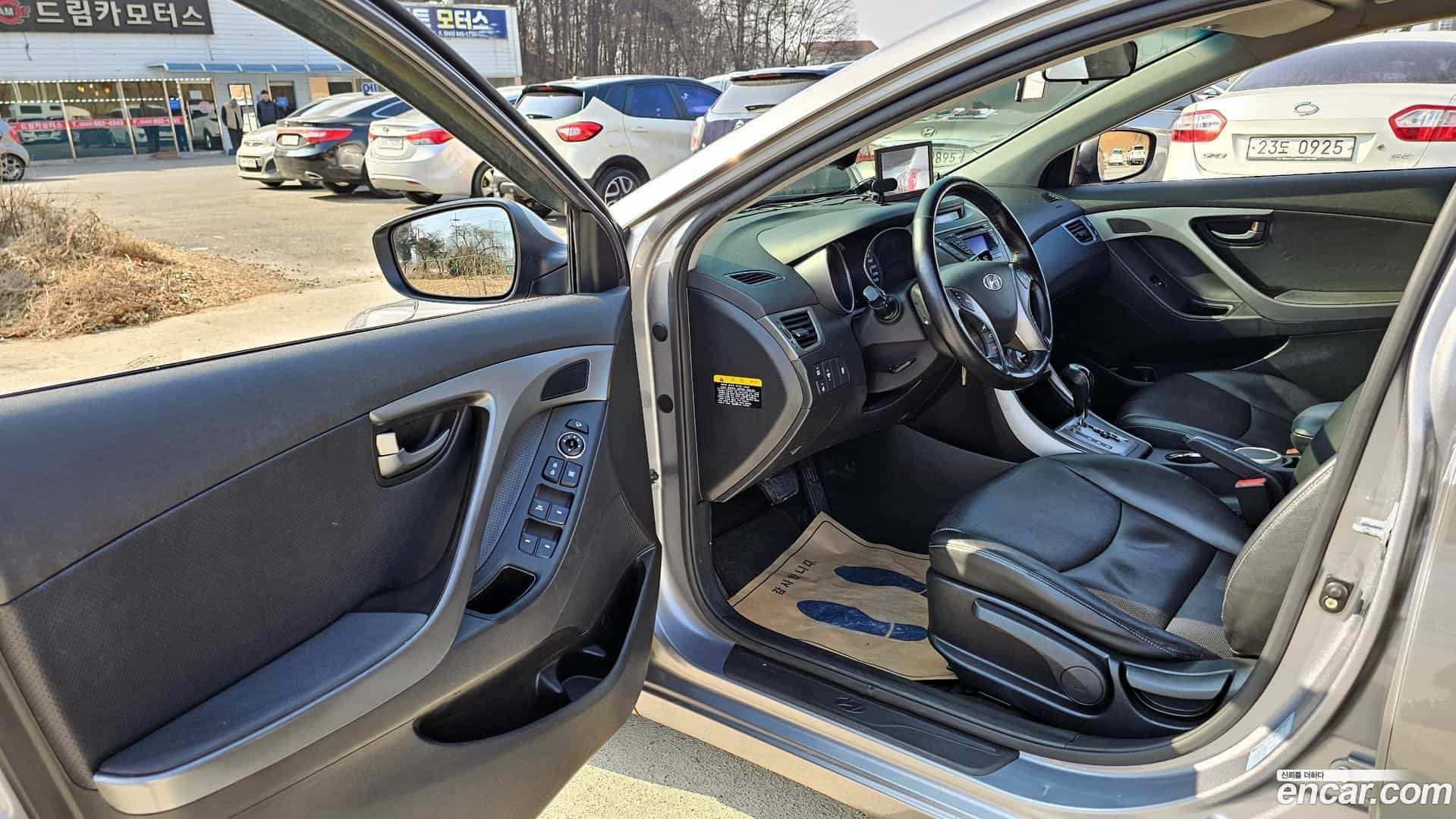 AVANTE Hyundai 2012.9-INNER-010