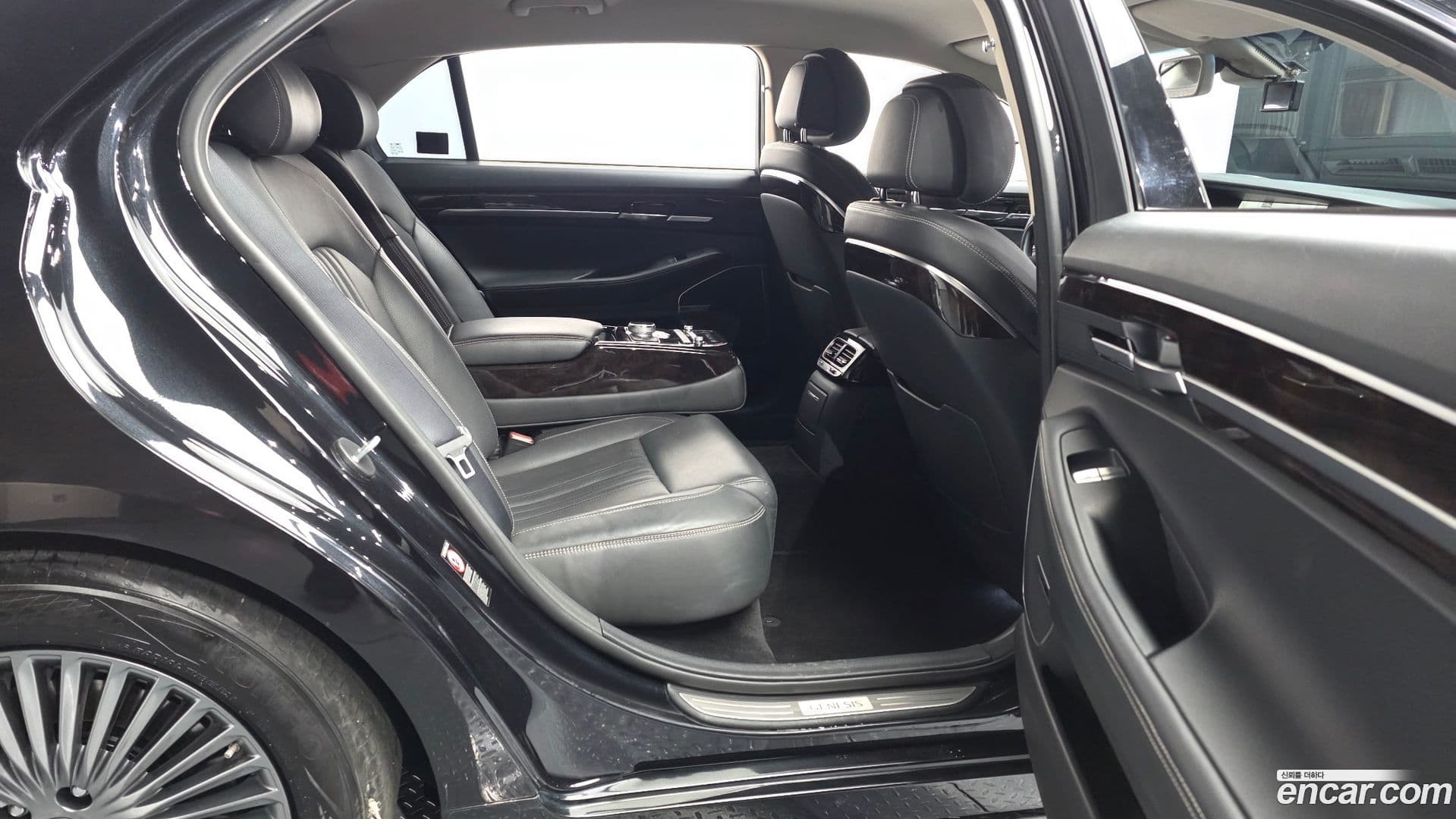 Main__Slider__Photo:G90 Genesis 2019.7-11