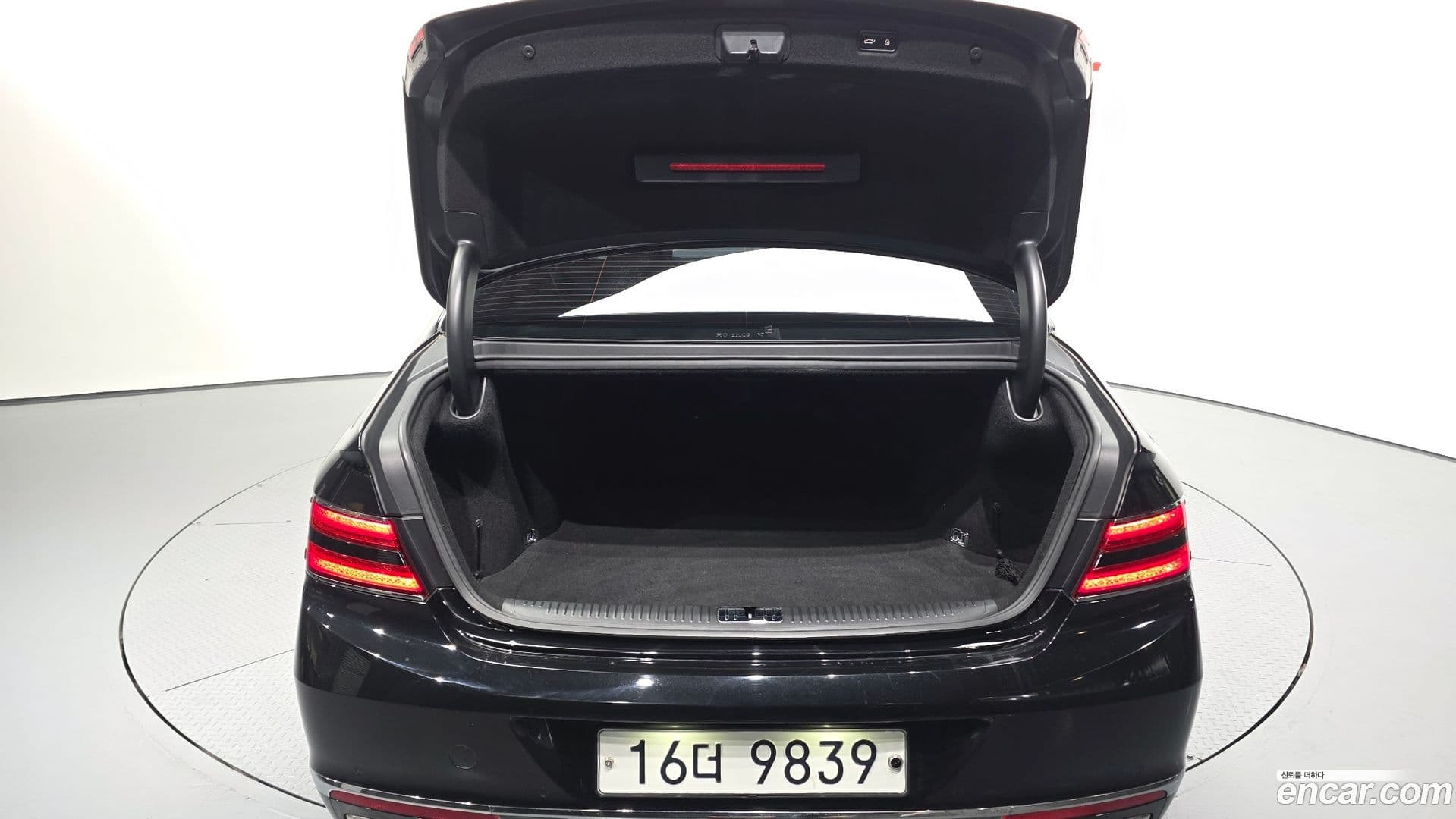 Main__Slider__Photo:G90 Genesis 2019.7-19