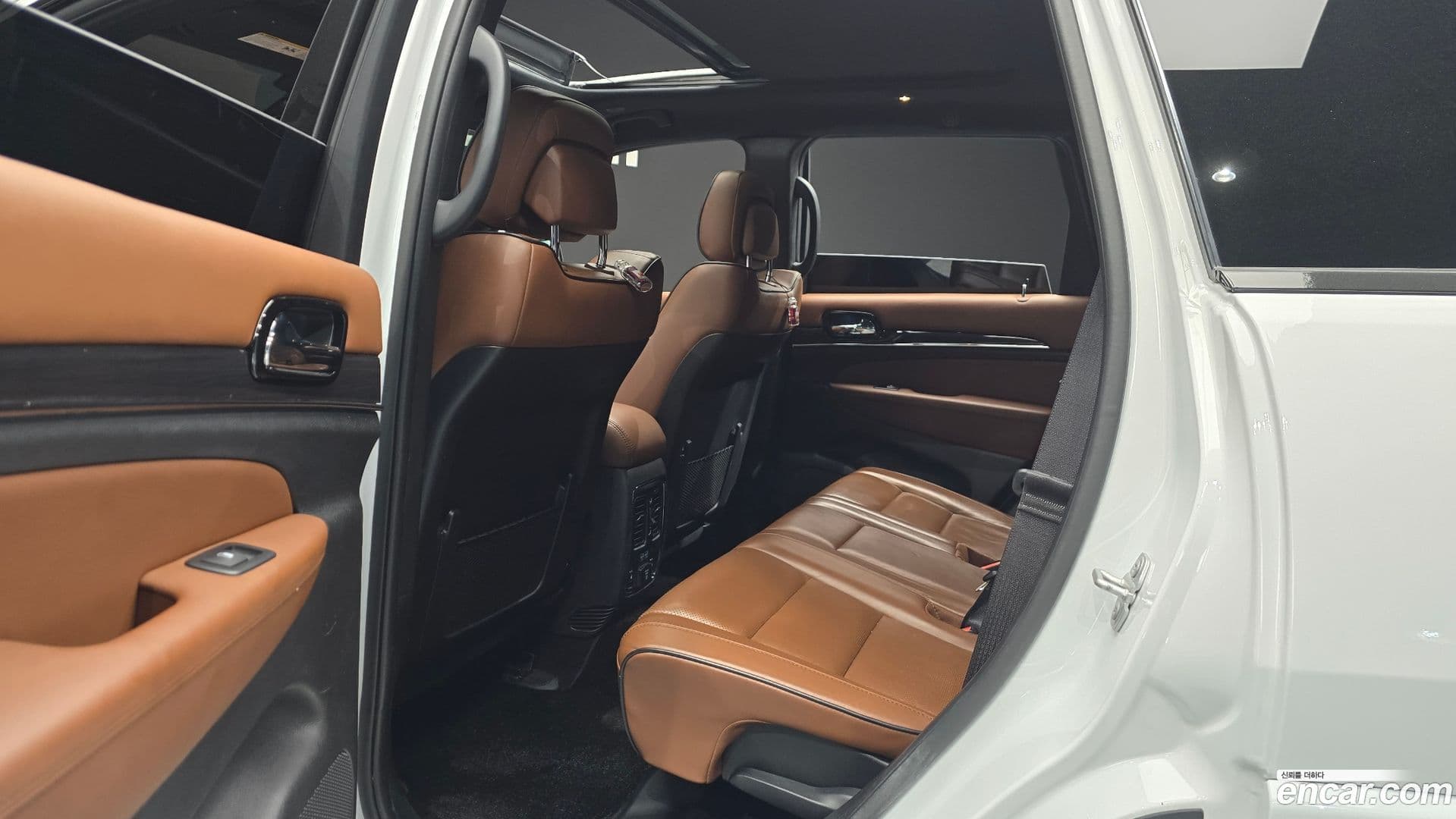 Main__Slider__Photo:Cherokee Jeep 2021.3-11