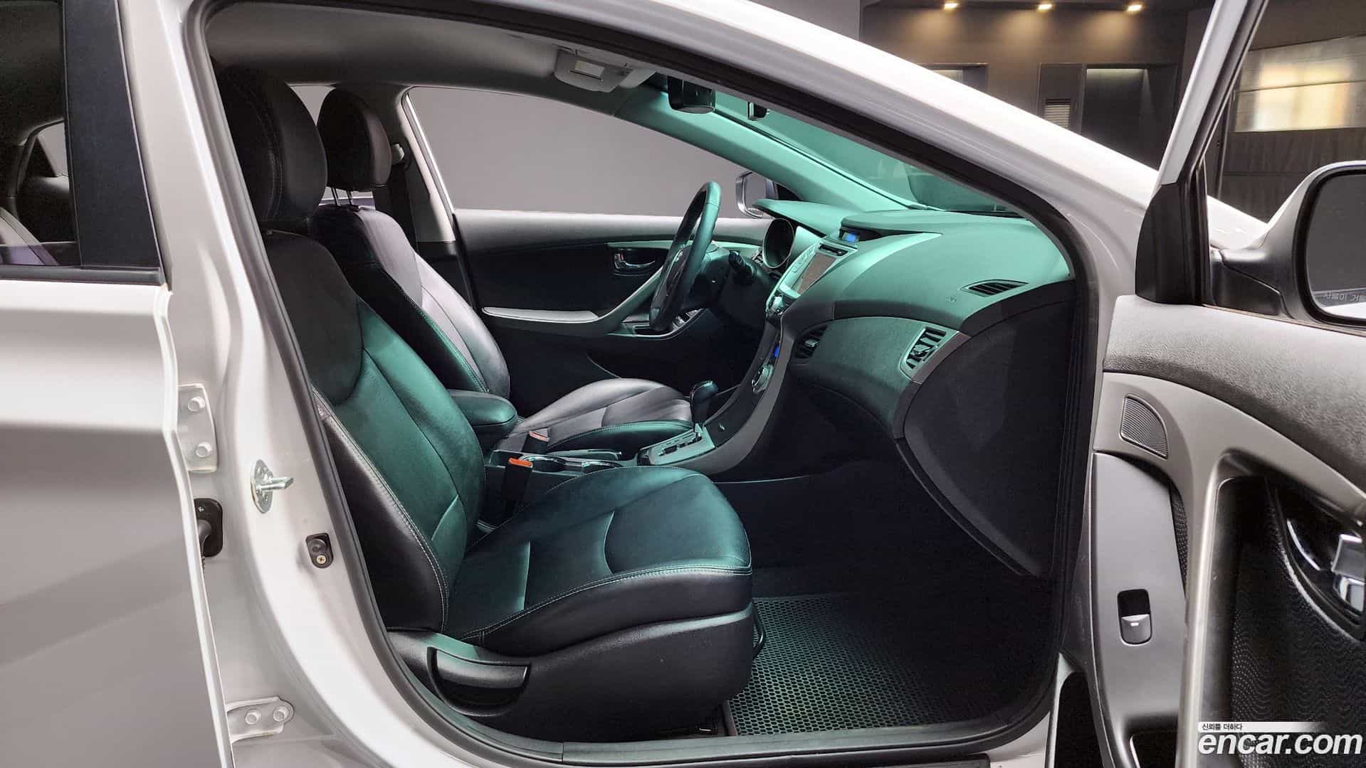 AVANTE Hyundai 2012.2-INNER-010