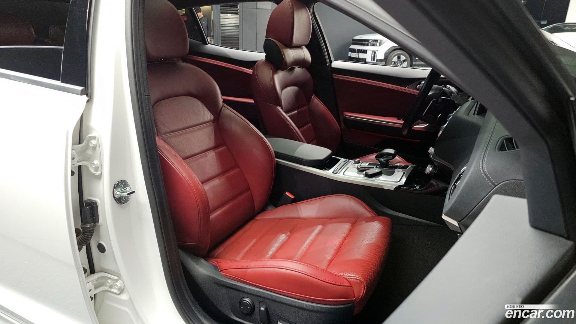 Main__Slider__Photo:Stinger Kia 2020.6-9