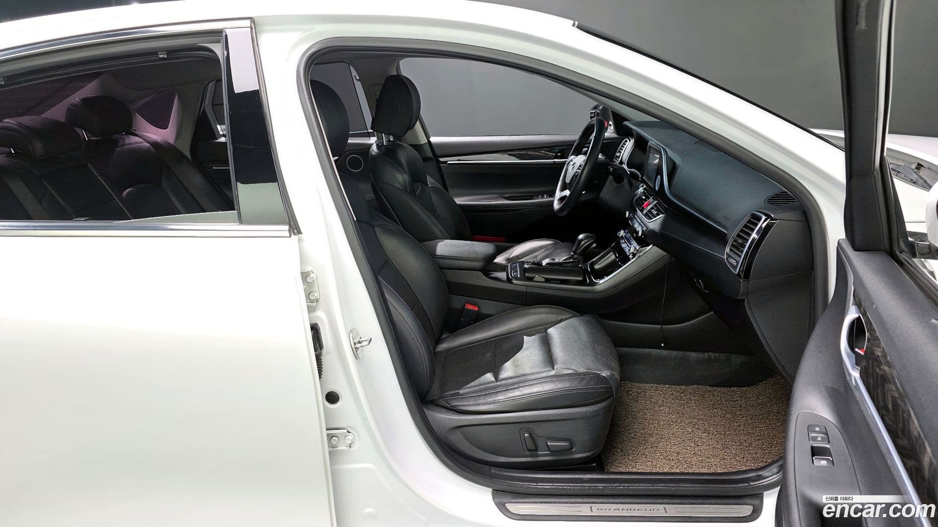 Main__Slider__Photo:Grandeur Hyundai 2017.5-9