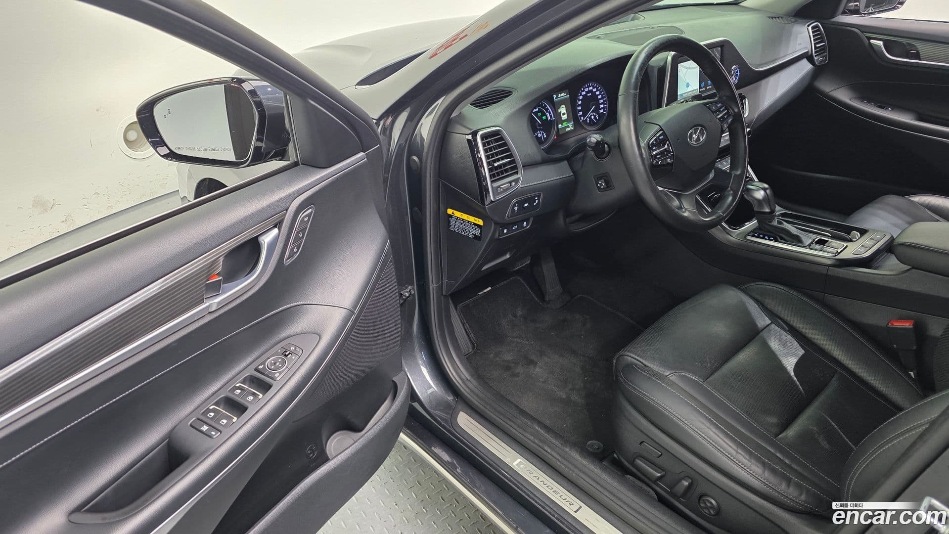 Main__Slider__Photo:Grandeur Hyundai 2018.6-10