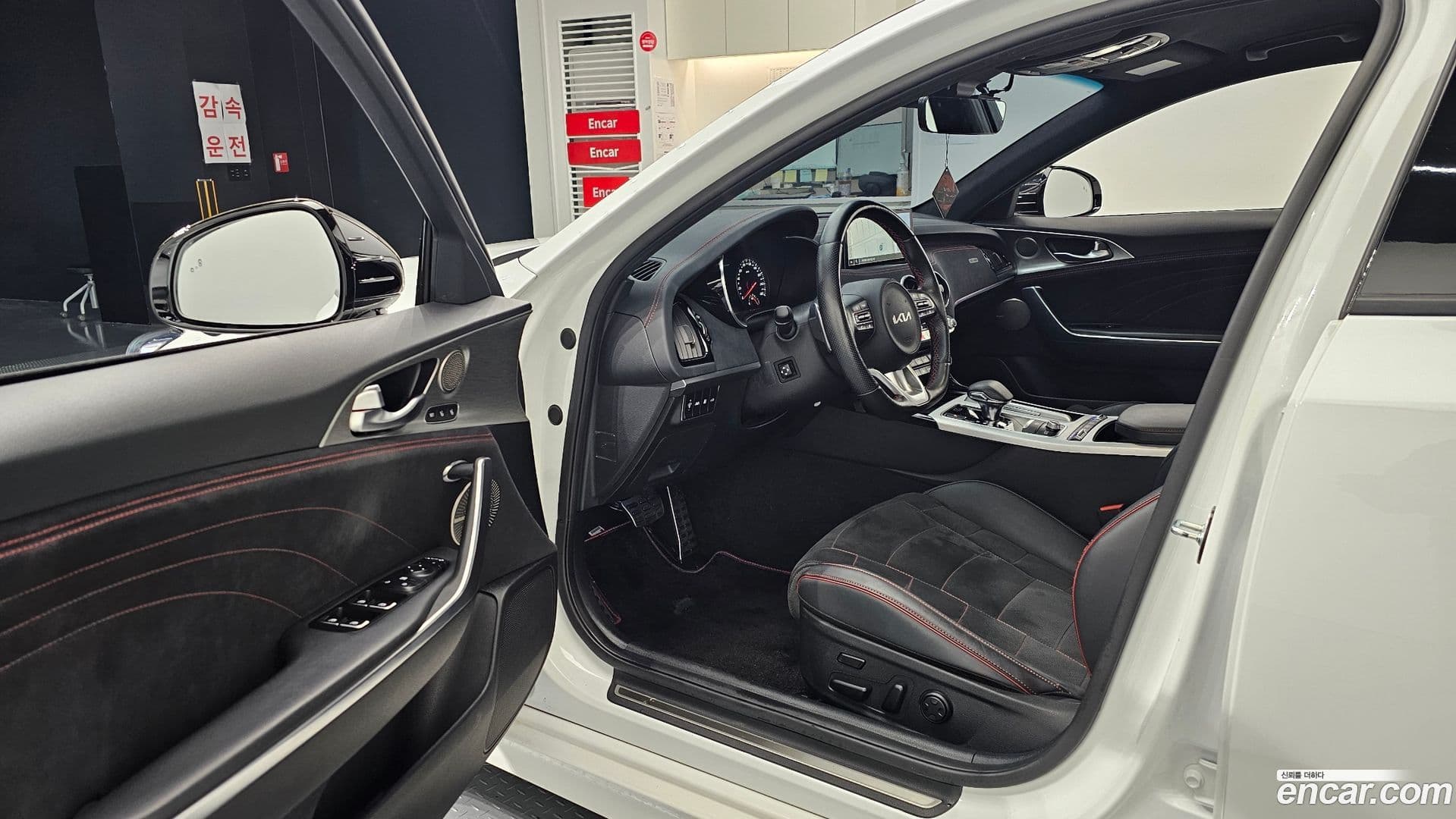 Main__Slider__Photo:Stinger Kia 2022.11-10