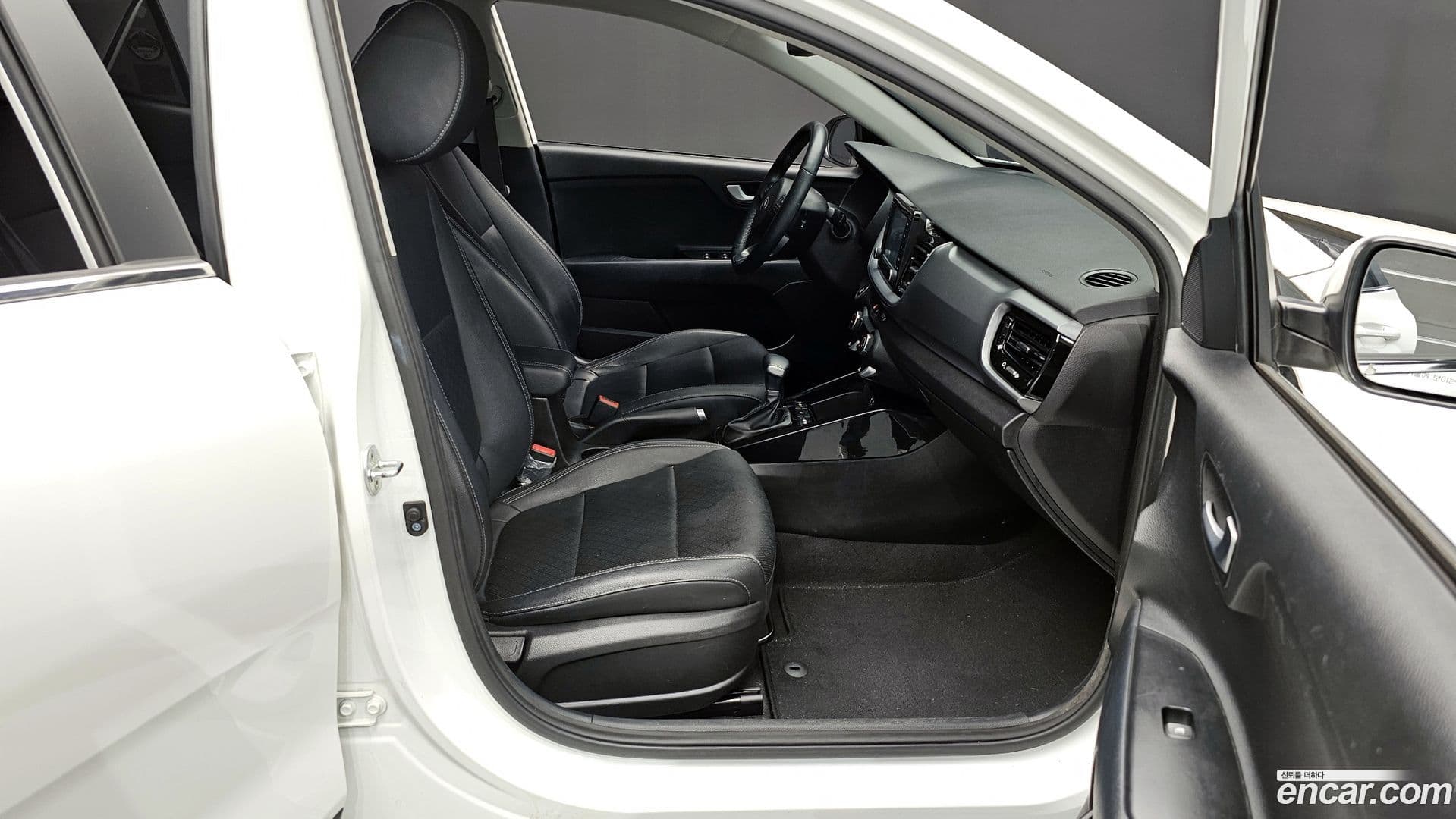 Main__Slider__Photo:Stonic Kia 2020.3-9