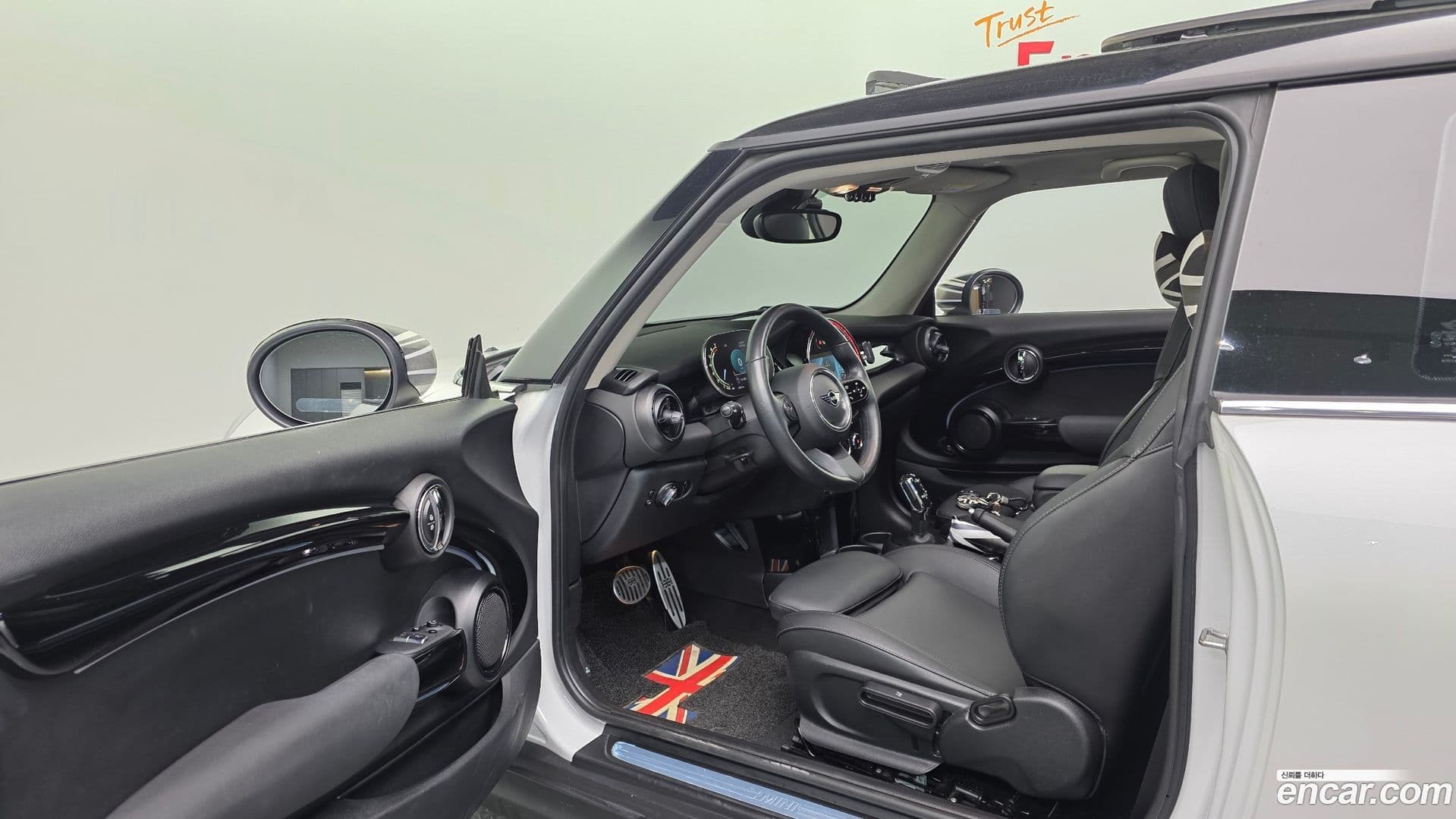 Main__Slider__Photo:Cooper Mini 2023.6-11