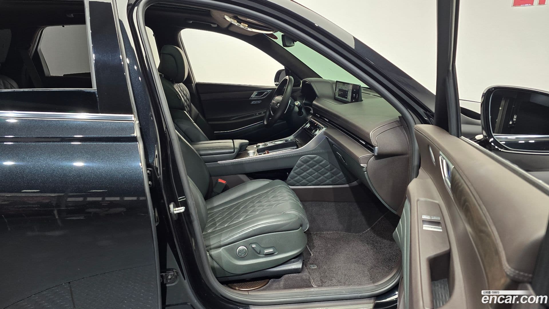 Main__Slider__Photo:GV80 Genesis 2022.3-10