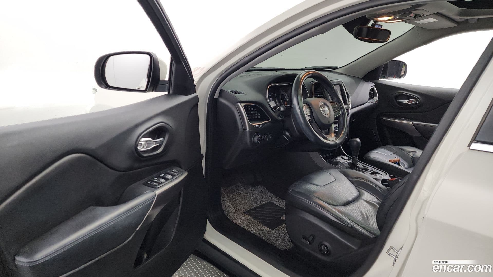 Main__Slider__Photo:Cherokee Jeep 2018.10-9