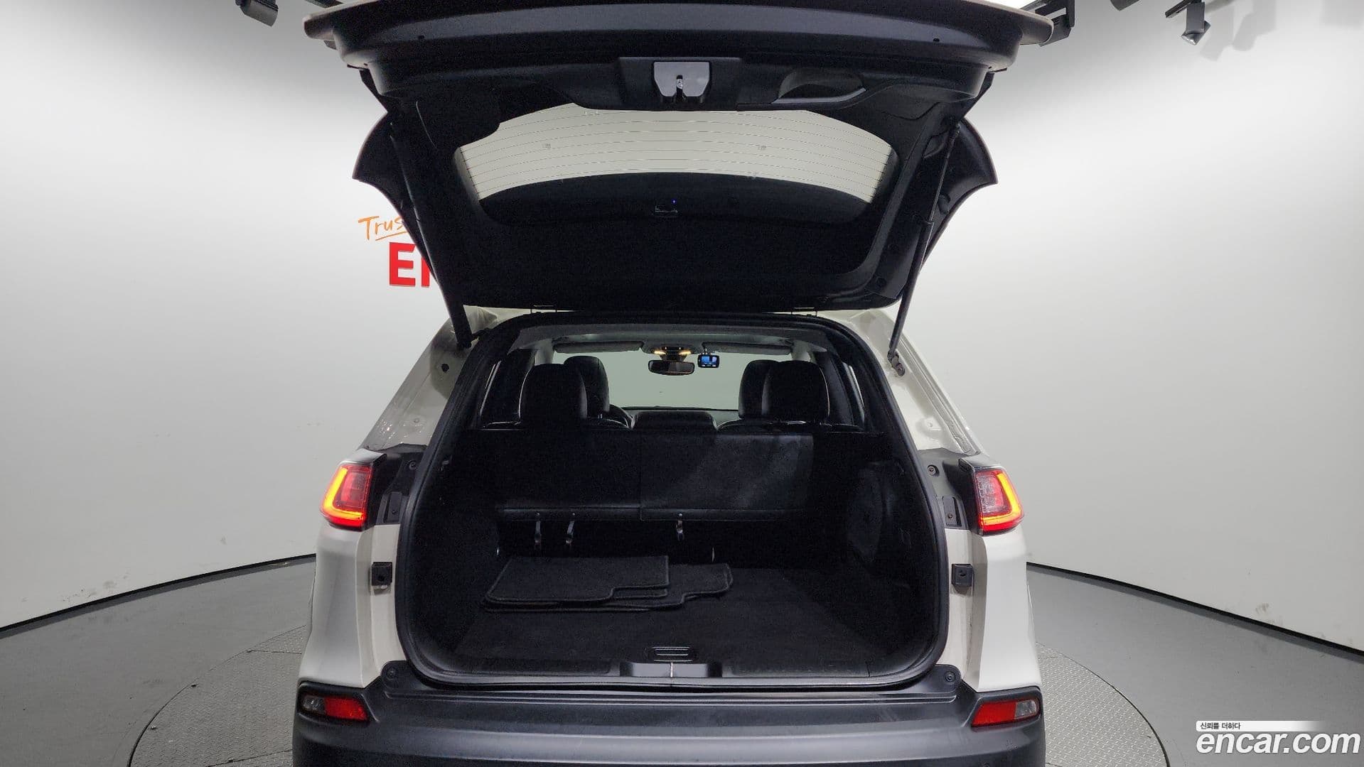 Main__Slider__Photo:Cherokee Jeep 2018.10-19