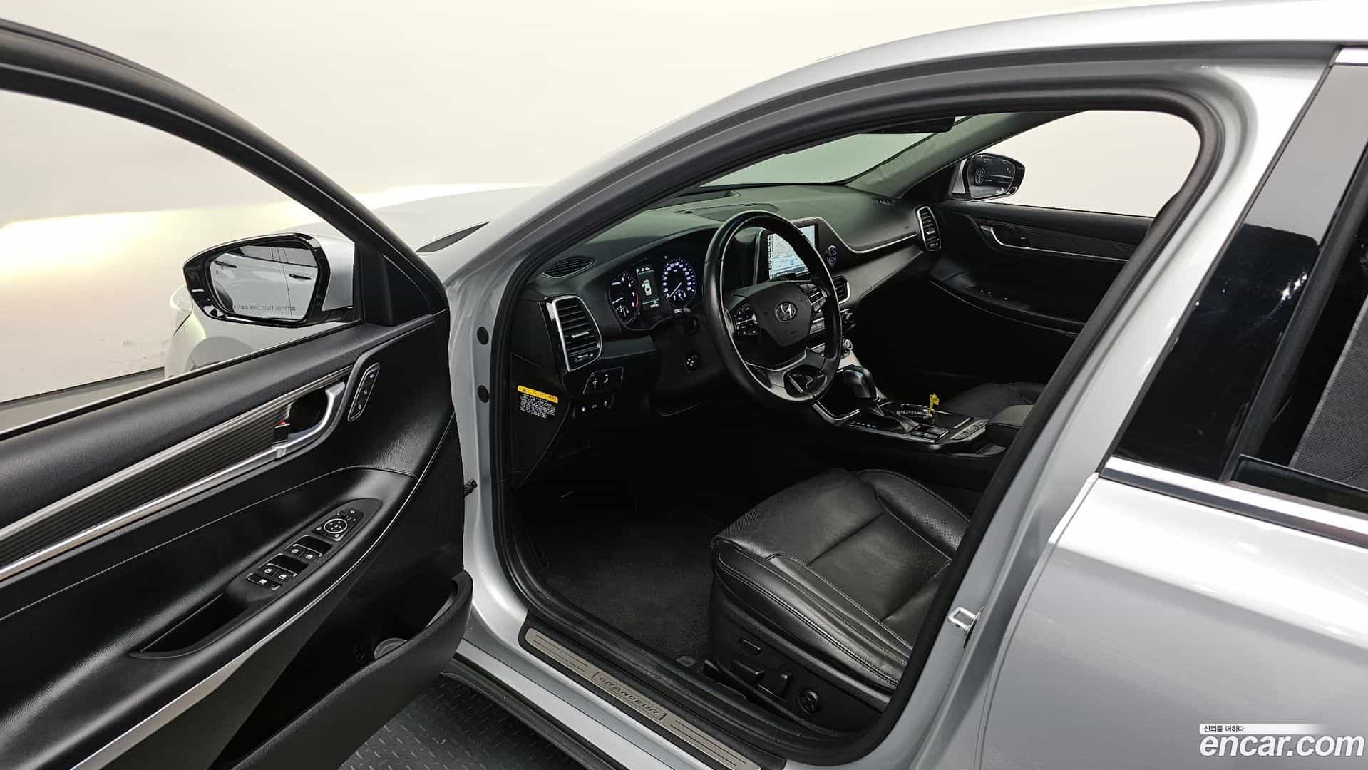 Grandeur Hyundai 2018.7-OPTION-015