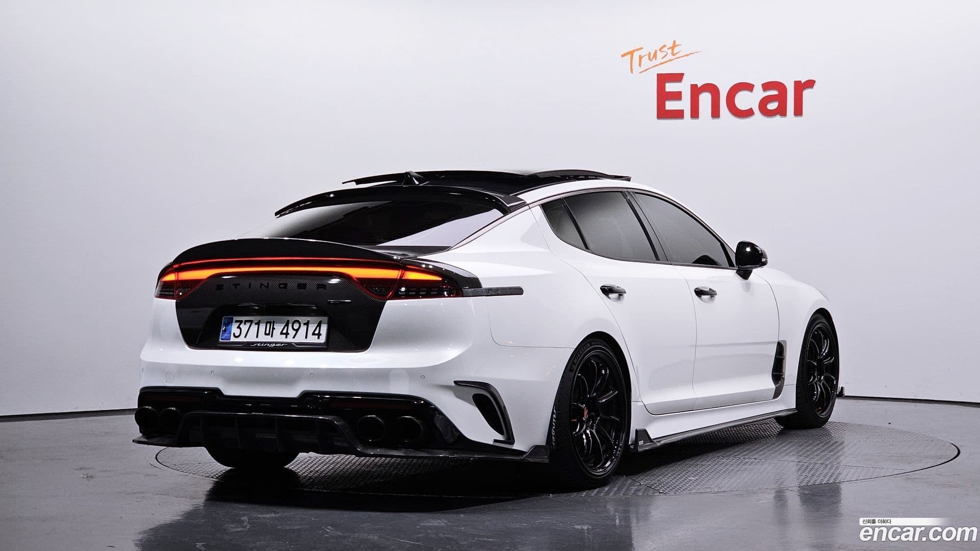 Main__Slider__Photo:Stinger Kia 2017.6-1