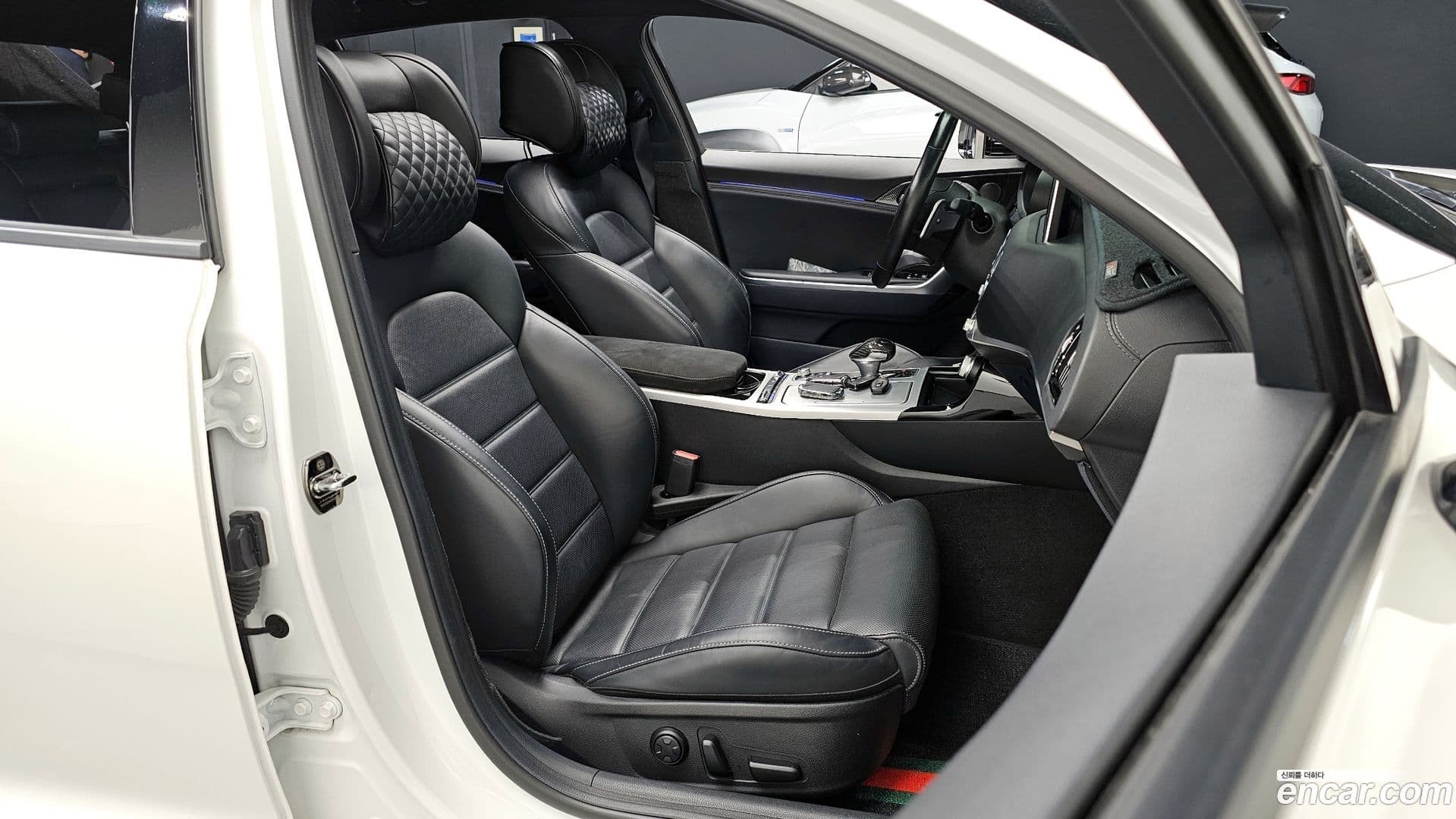 Main__Slider__Photo:Stinger Kia 2017.6-9