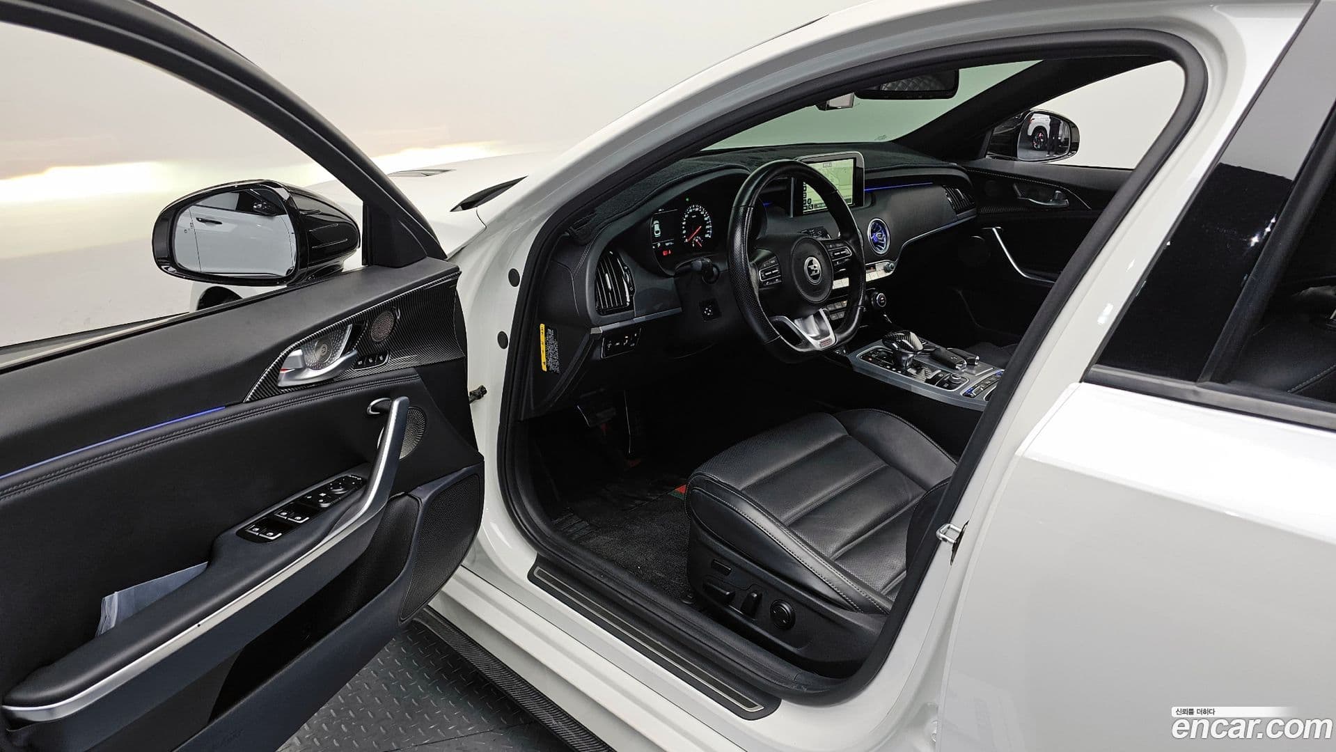 Main__Slider__Photo:Stinger Kia 2017.6-10