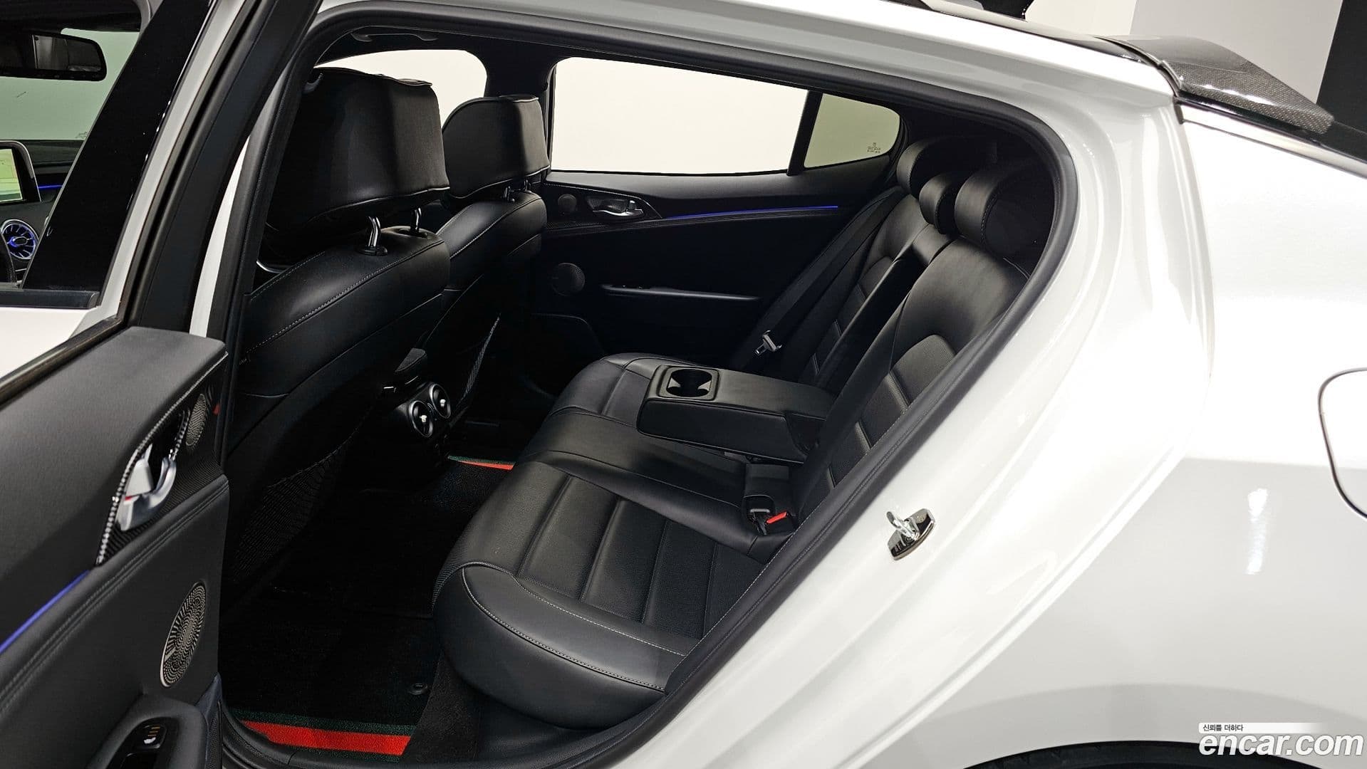 Main__Slider__Photo:Stinger Kia 2017.6-11