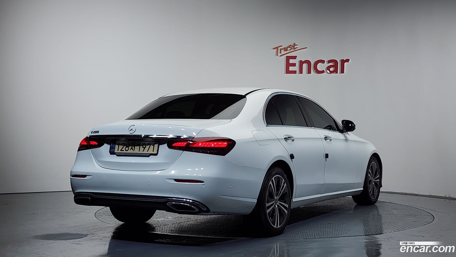 Main__Slider__Photo:E-Class Mercedes-Benz 2021.4-1