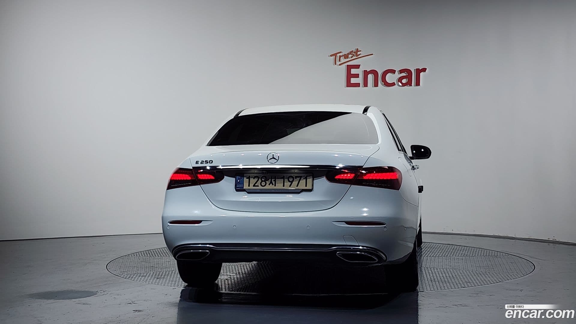 Main__Slider__Photo:E-Class Mercedes-Benz 2021.4-3