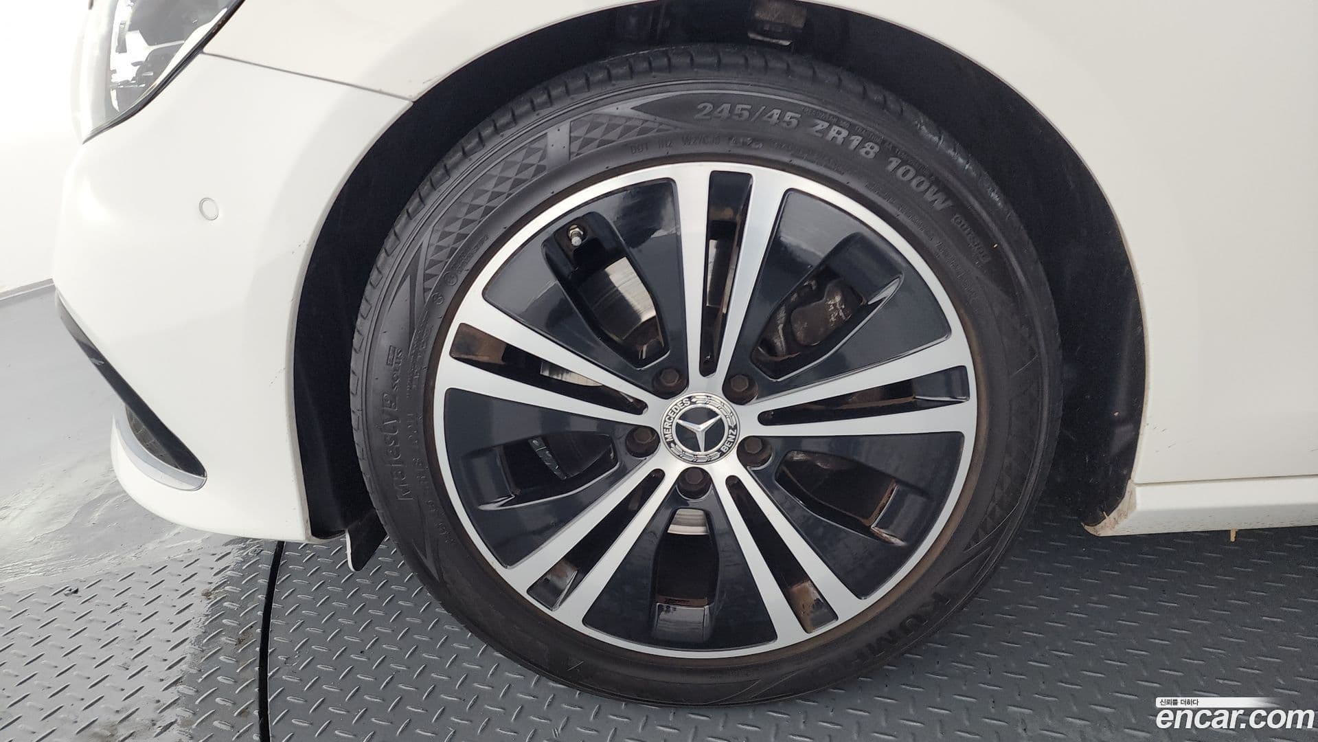 Main__Slider__Photo:E-Class Mercedes-Benz 2021.4-4