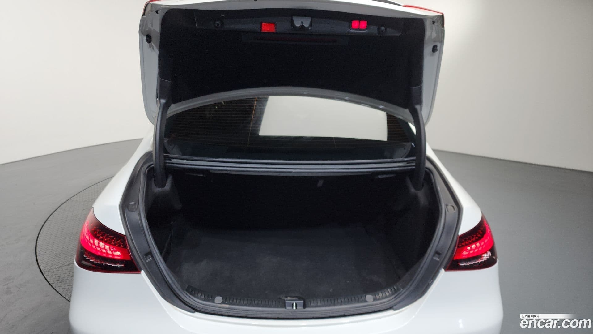 Main__Slider__Photo:E-Class Mercedes-Benz 2021.4-19